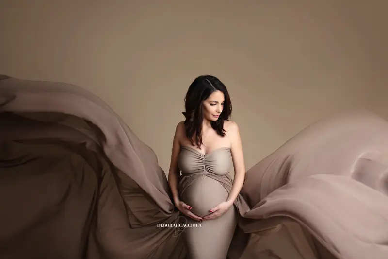 Photo grossesse à Orléans : silhouette de maternité, mise en scène horizontale douce, palette douce