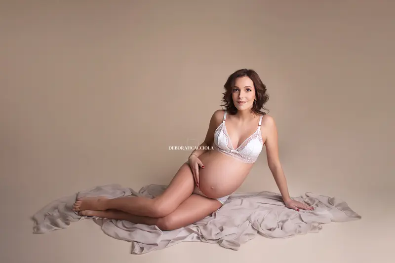 Photo grossesse Orléans, silhouette de maternité, mise en scène horizontale douce, palette douce