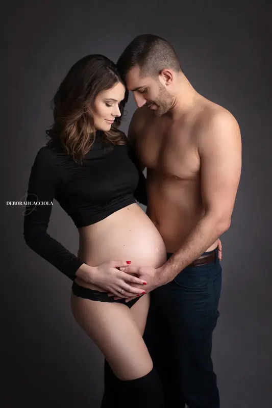 Photo grossesse grossesse à Orléans, portrait de couple maternité, portrait serré et naturel, tonalités naturelles