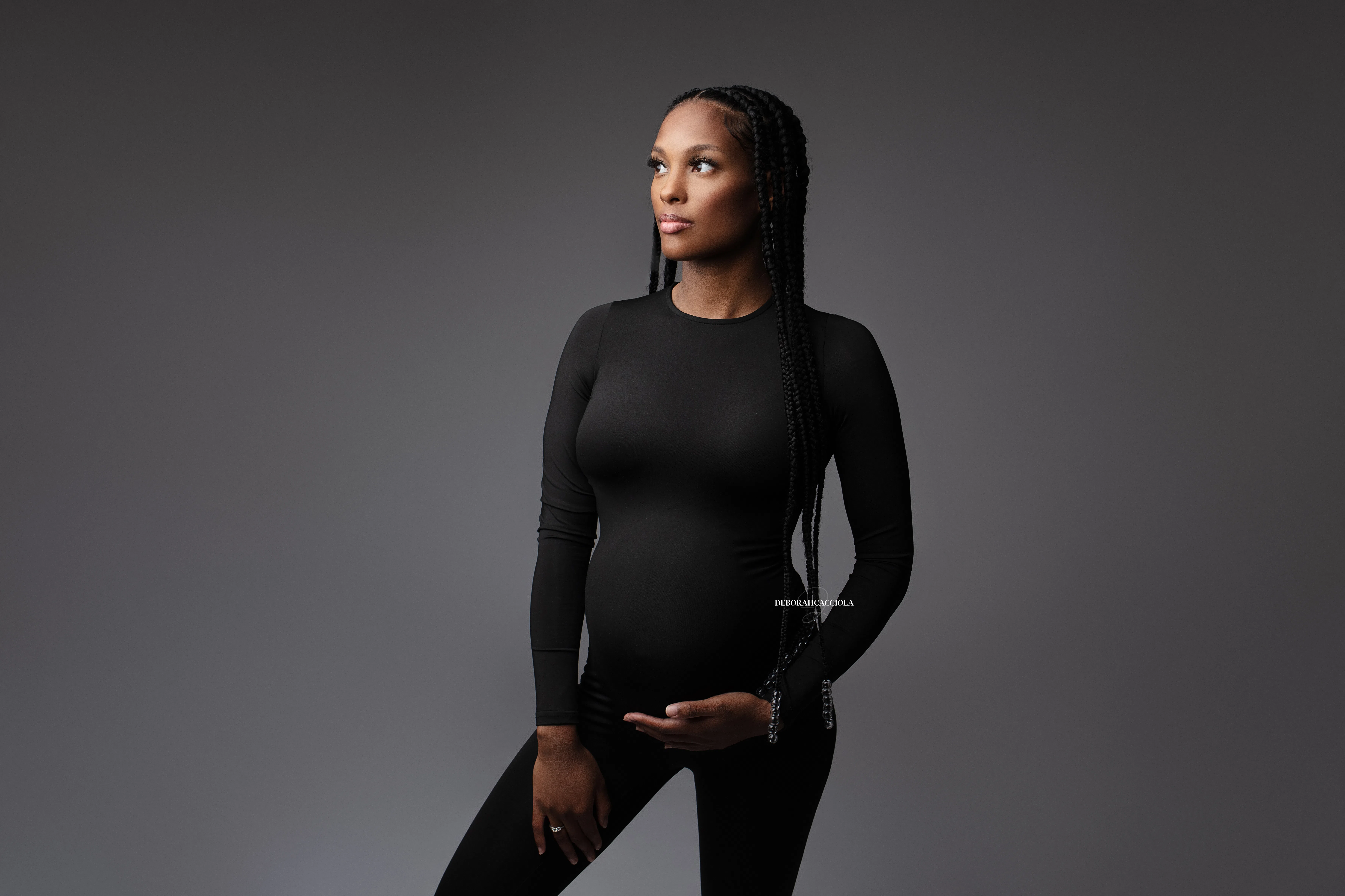 Scène grossesse à Orléans, portrait maternité en studio, cadrage horizontal équilibré, rendu noir et blanc