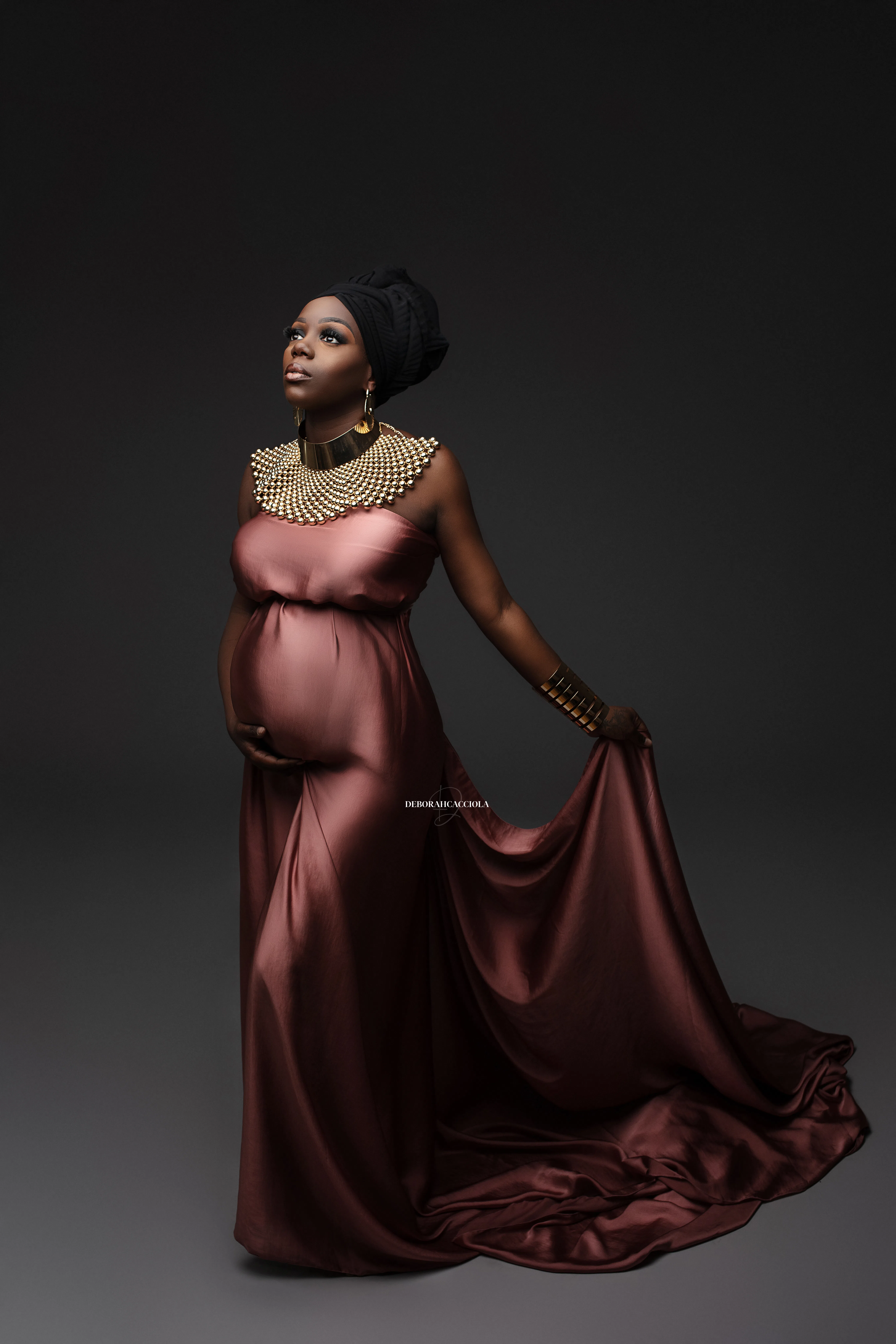 Portrait grossesse Orléans, future maman en séance studio, cadrage vertical doux, en couleur