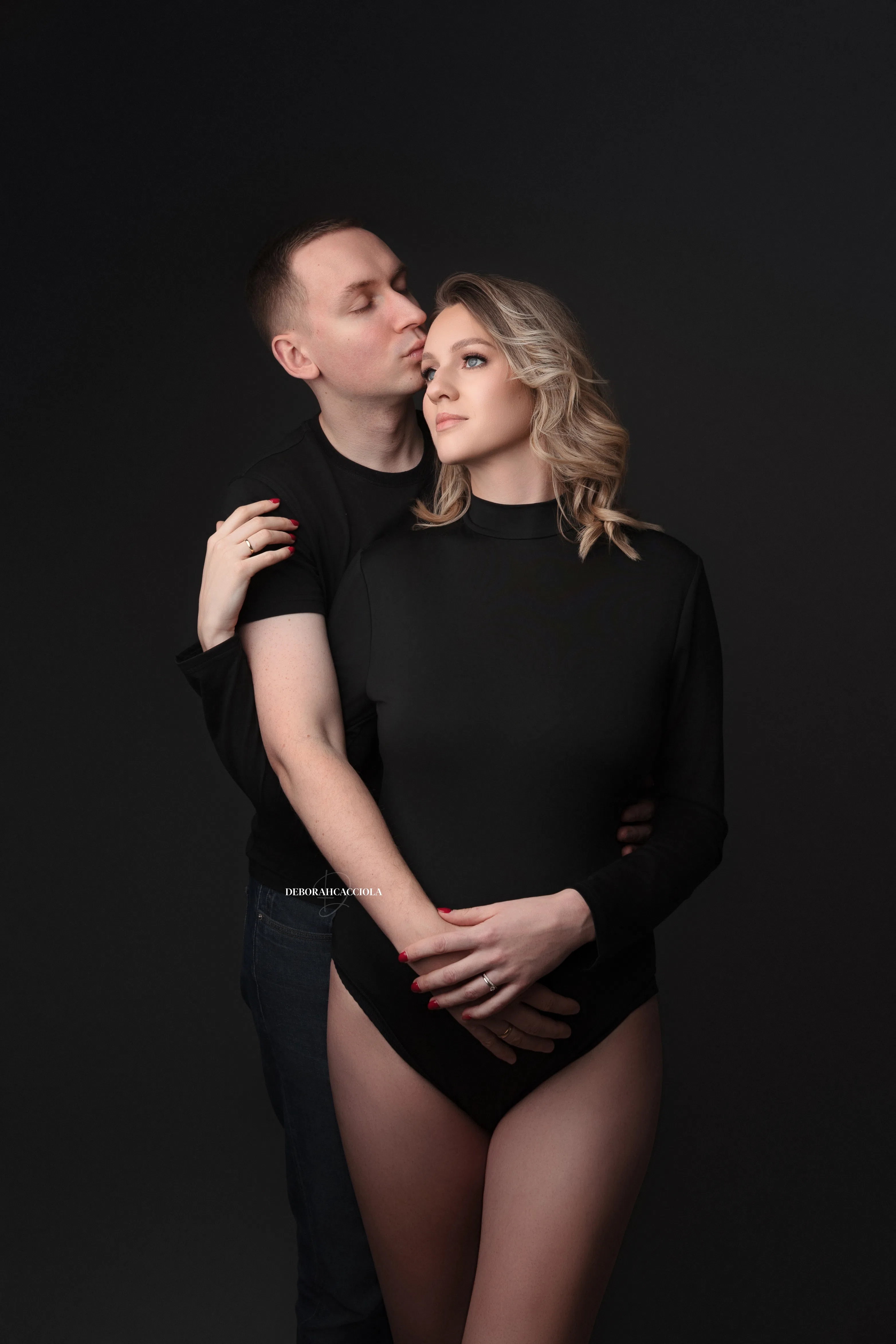 Portrait maternité grossesse à Orléans, instant de grossesse, plan vertical élégant, style lumineux