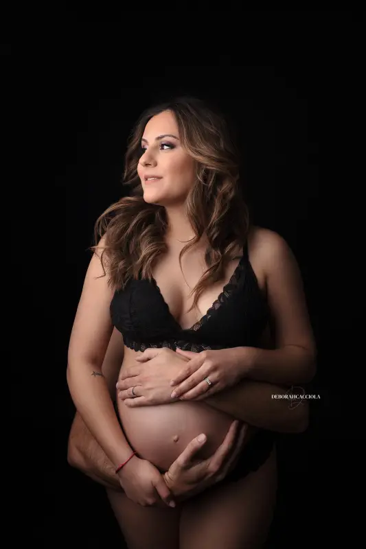 Portrait grossesse à Orléans, portrait de future maman, cadrage vertical doux, en couleur