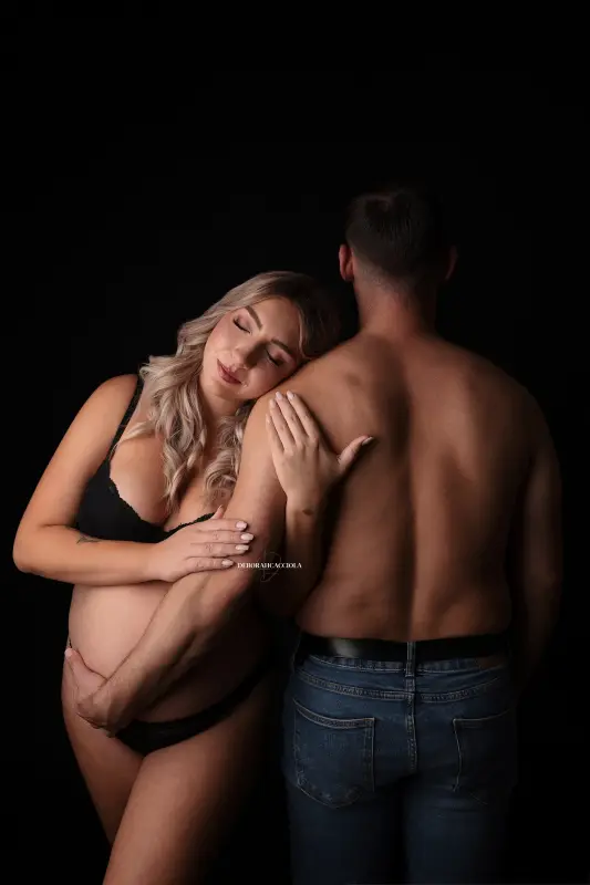 Portrait maternité grossesse à Orléans, portrait maternité en studio, portrait serré et naturel, rendu clair et naturel