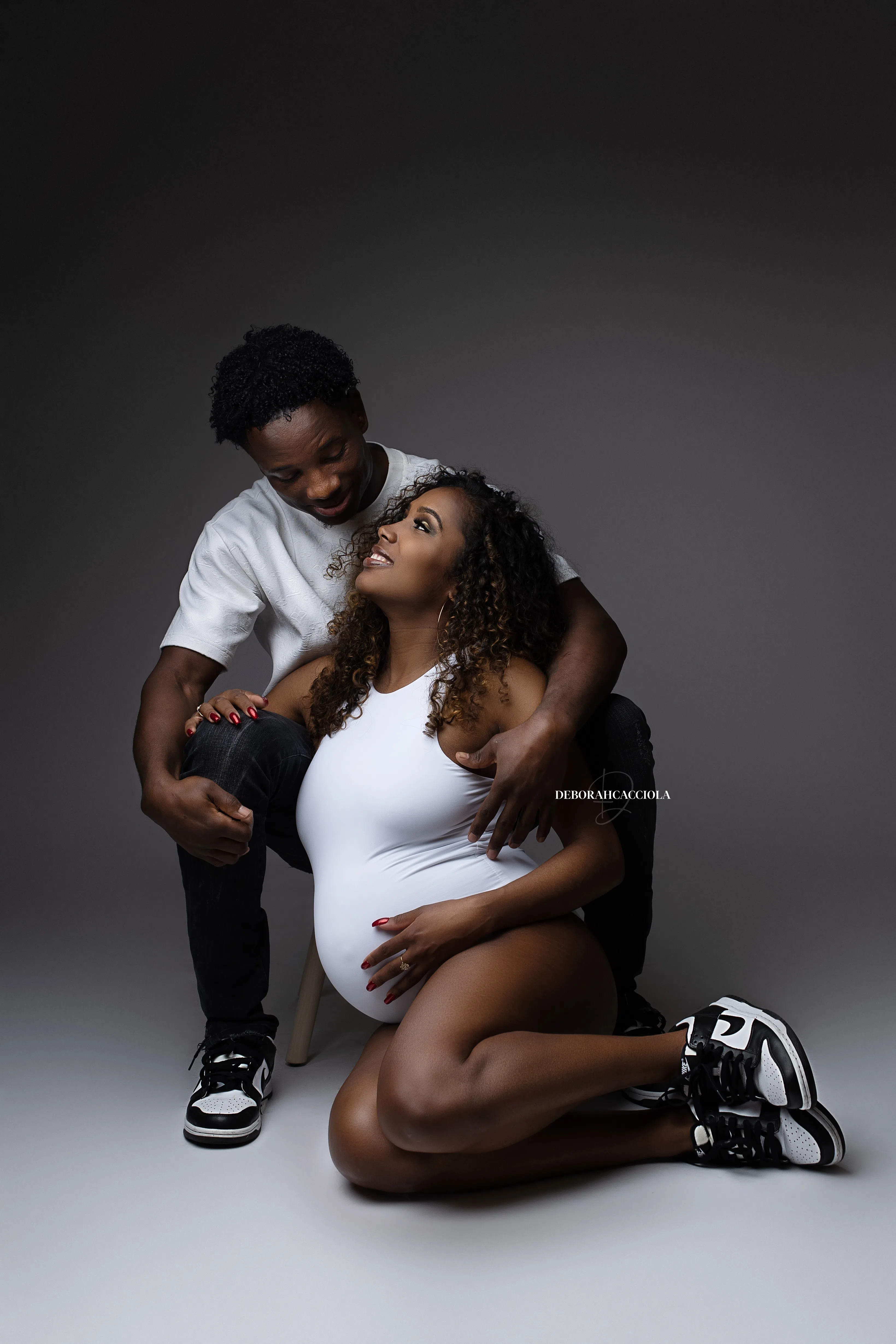 Photo grossesse Orléans, future maman en séance studio, cadrage vertical doux, couleurs naturelles