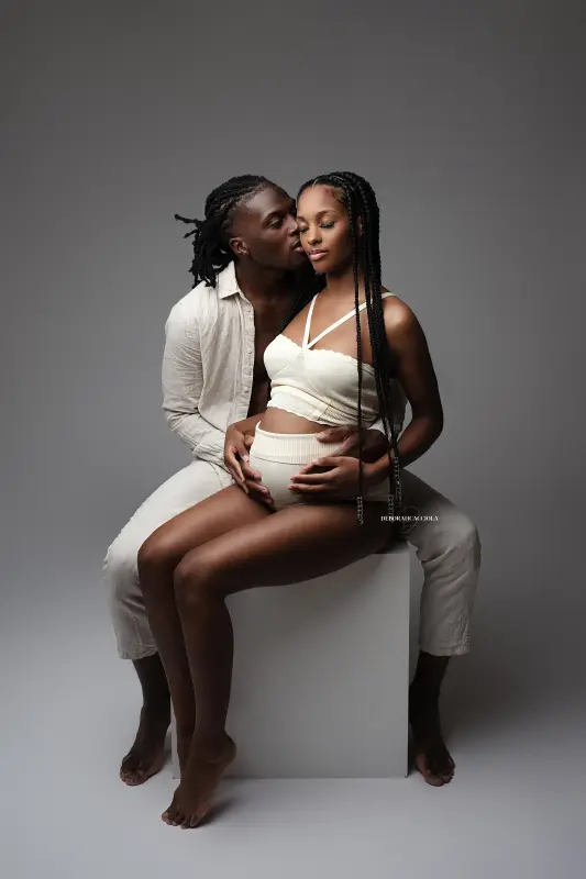 Portrait maternité grossesse à Orléans, portrait maternité en studio, portrait serré et naturel, rendu clair et naturel