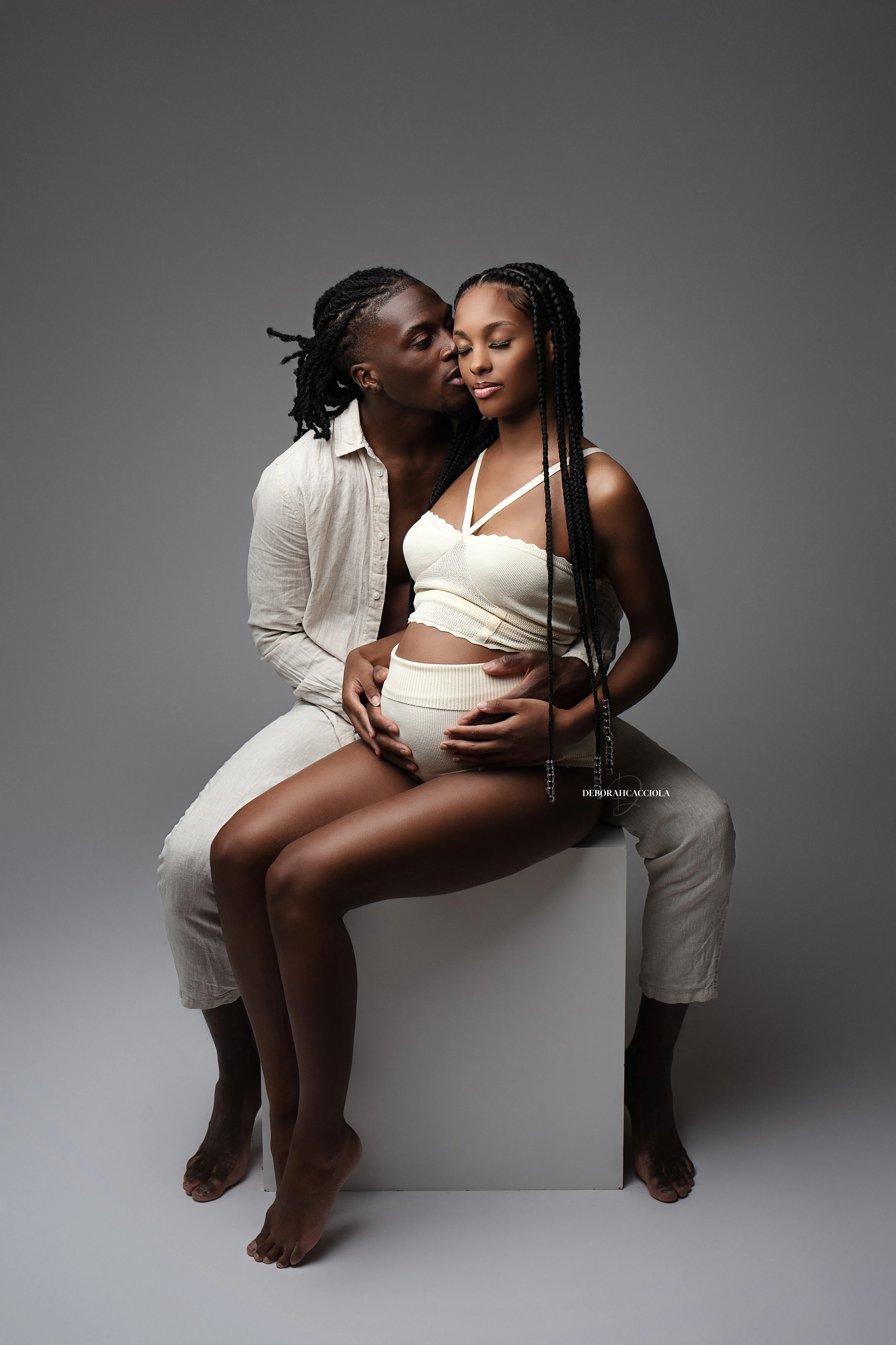 Portrait maternité grossesse à Orléans, portrait maternité en studio, portrait serré et naturel, rendu clair et naturel