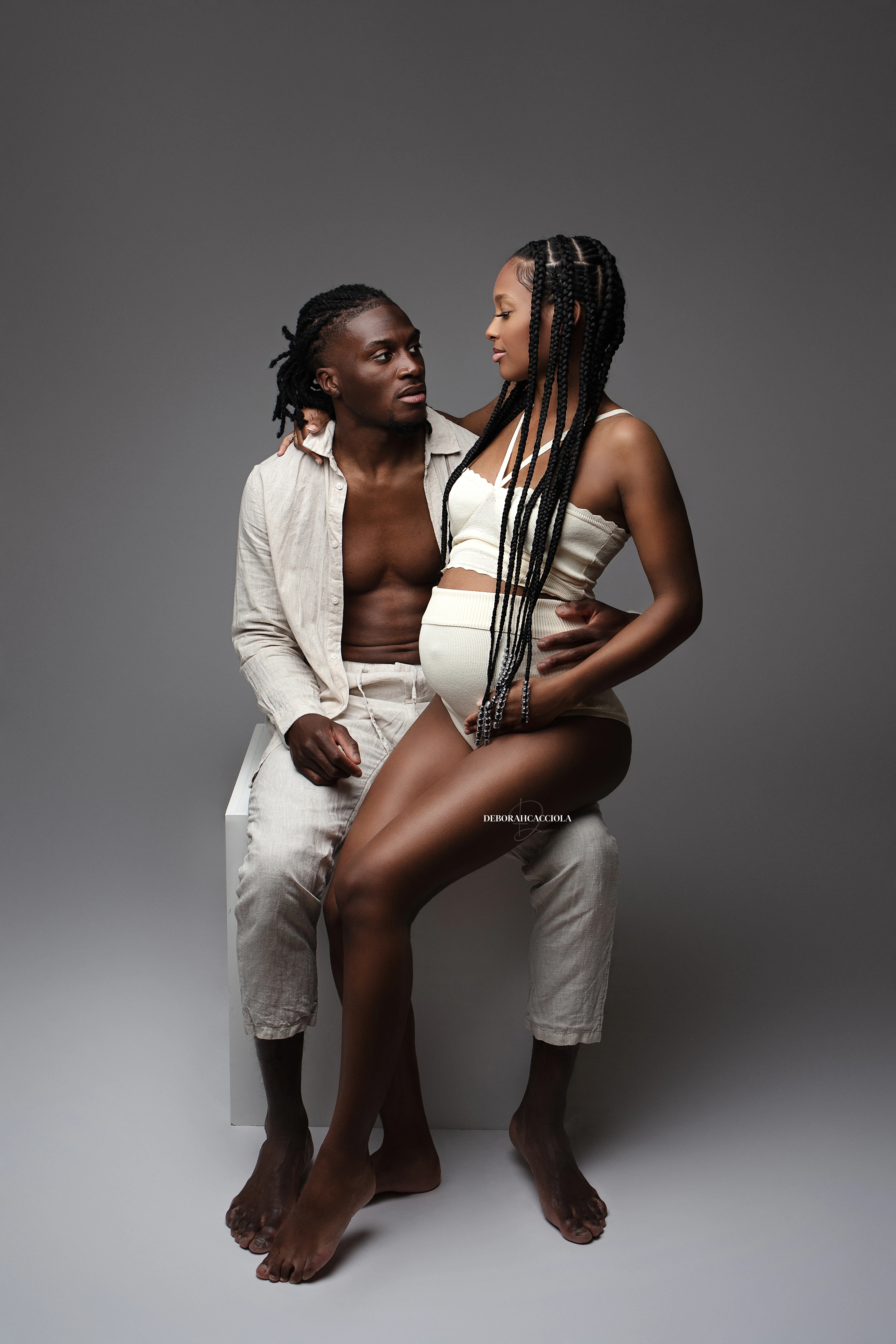 Photo grossesse Orléans, portrait maternité en studio, portrait serré et naturel, tonalités naturelles