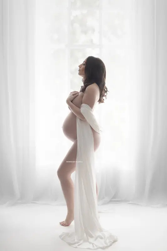 Photo grossesse à Orléans : future maman en séance studio, cadrage vertical doux, style monochrome