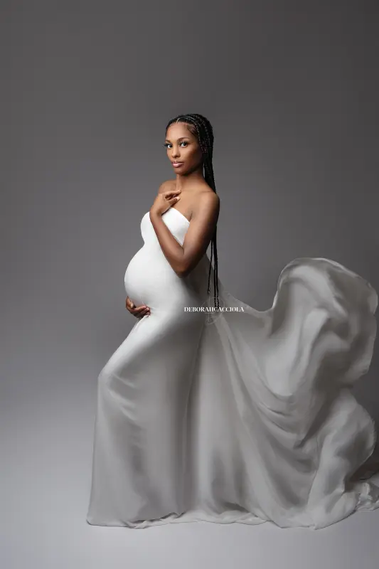 Portrait grossesse à Orléans, portrait de future maman, cadrage vertical doux, rendu noir et blanc