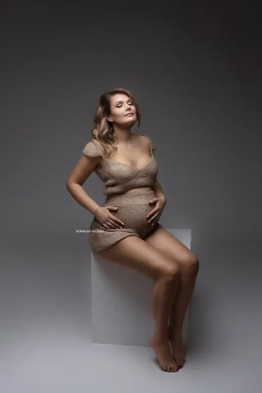 Photo grossesse à Orléans : femme enceinte, plan vertical élégant, couleurs naturelles