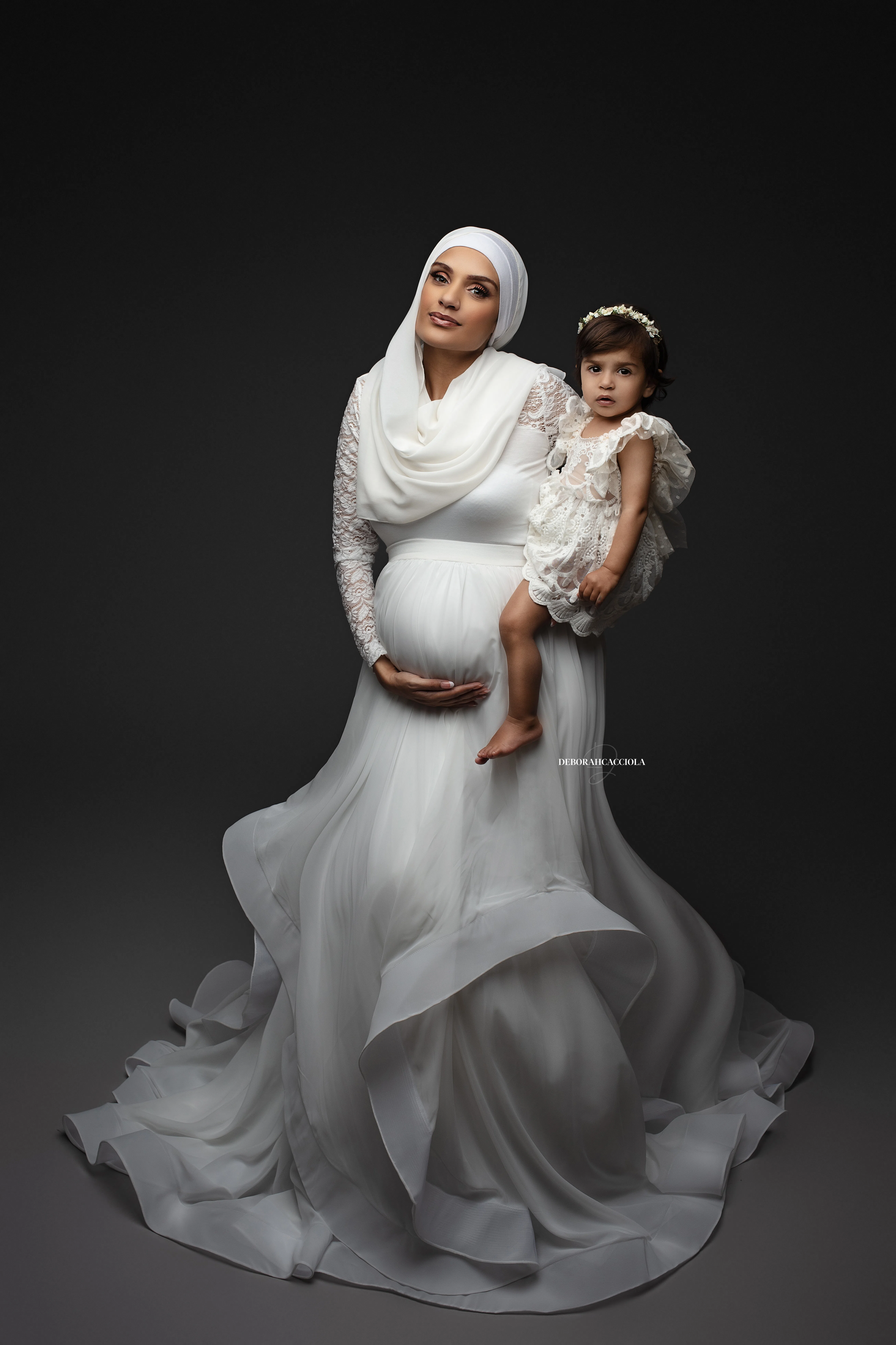 Portrait grossesse à Orléans, femme enceinte, plan vertical élégant, rendu noir et blanc