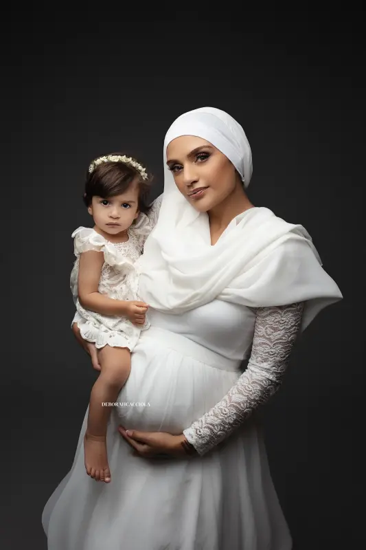 Portrait grossesse grossesse à Orléans, maternité naturelle, portrait vertical soigné, traitement monochrome élégant