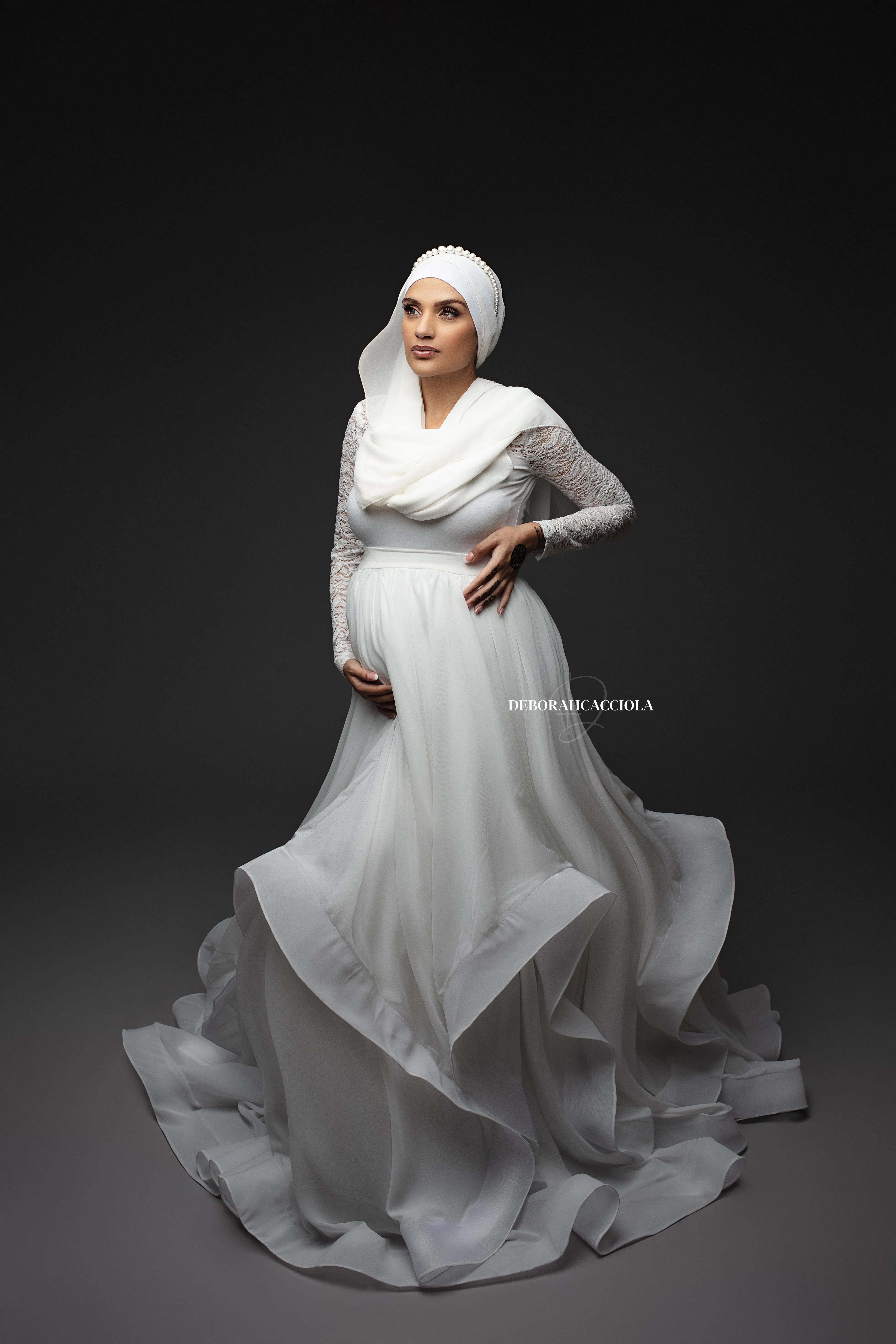 Portrait grossesse en studio à Orléans : instant de grossesse, plan vertical élégant, style noir et blanc