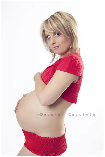 Portrait maternité à Orléans, future maman en séance studio, cadrage vertical doux, style lumineux