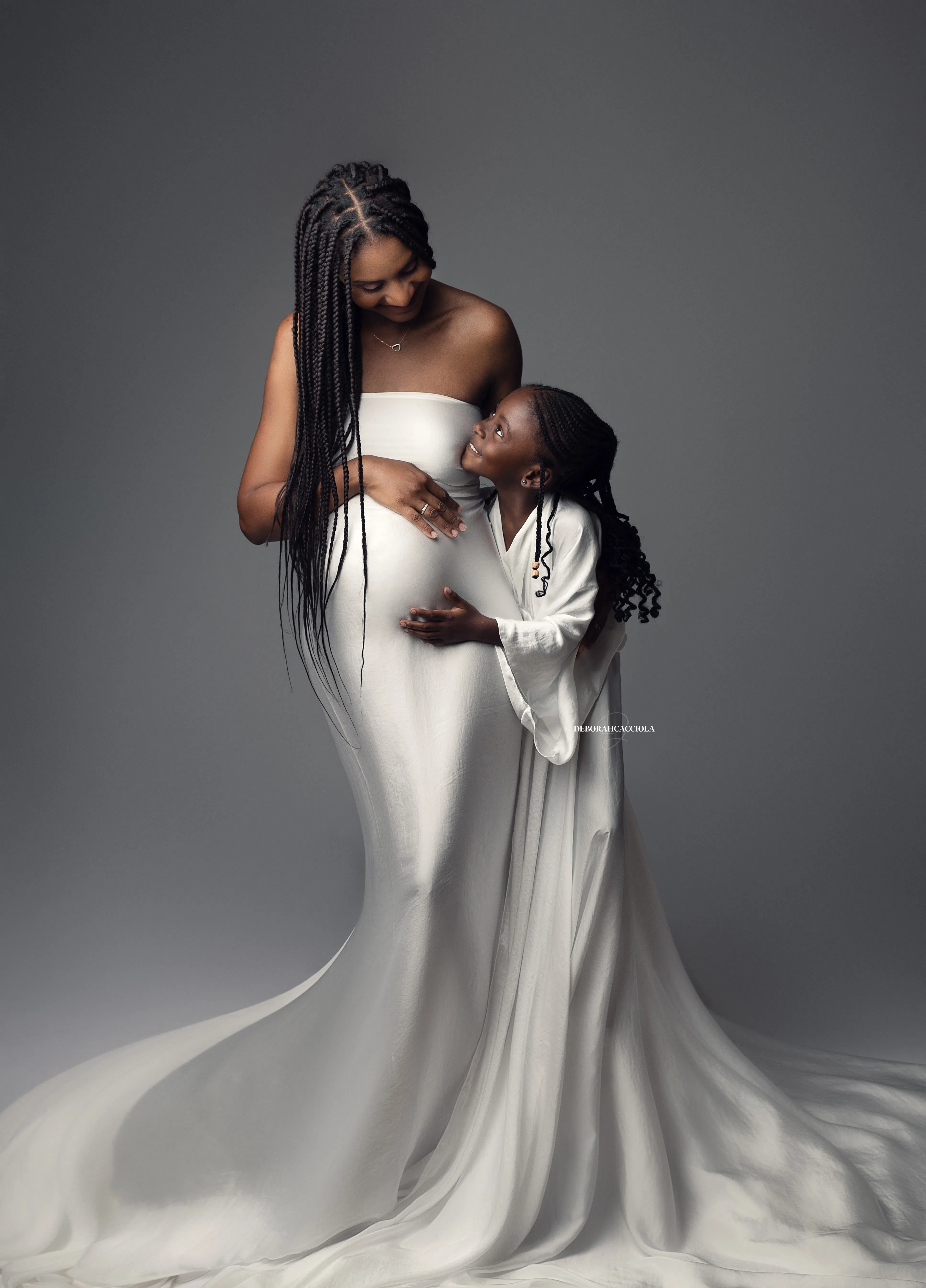 Photo grossesse en studio à Orléans : instant de grossesse, plan vertical élégant, couleurs naturelles