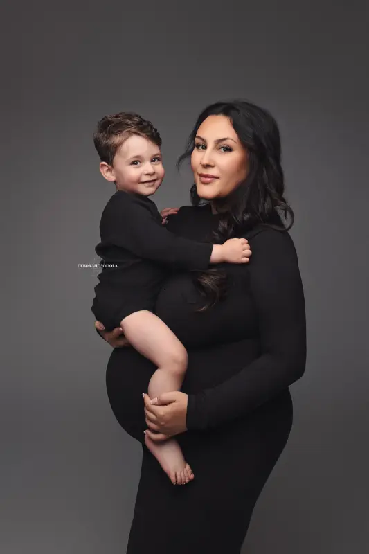Portrait maternité en studio à Orléans : silhouette de maternité, portrait vertical soigné, rendu clair et naturel