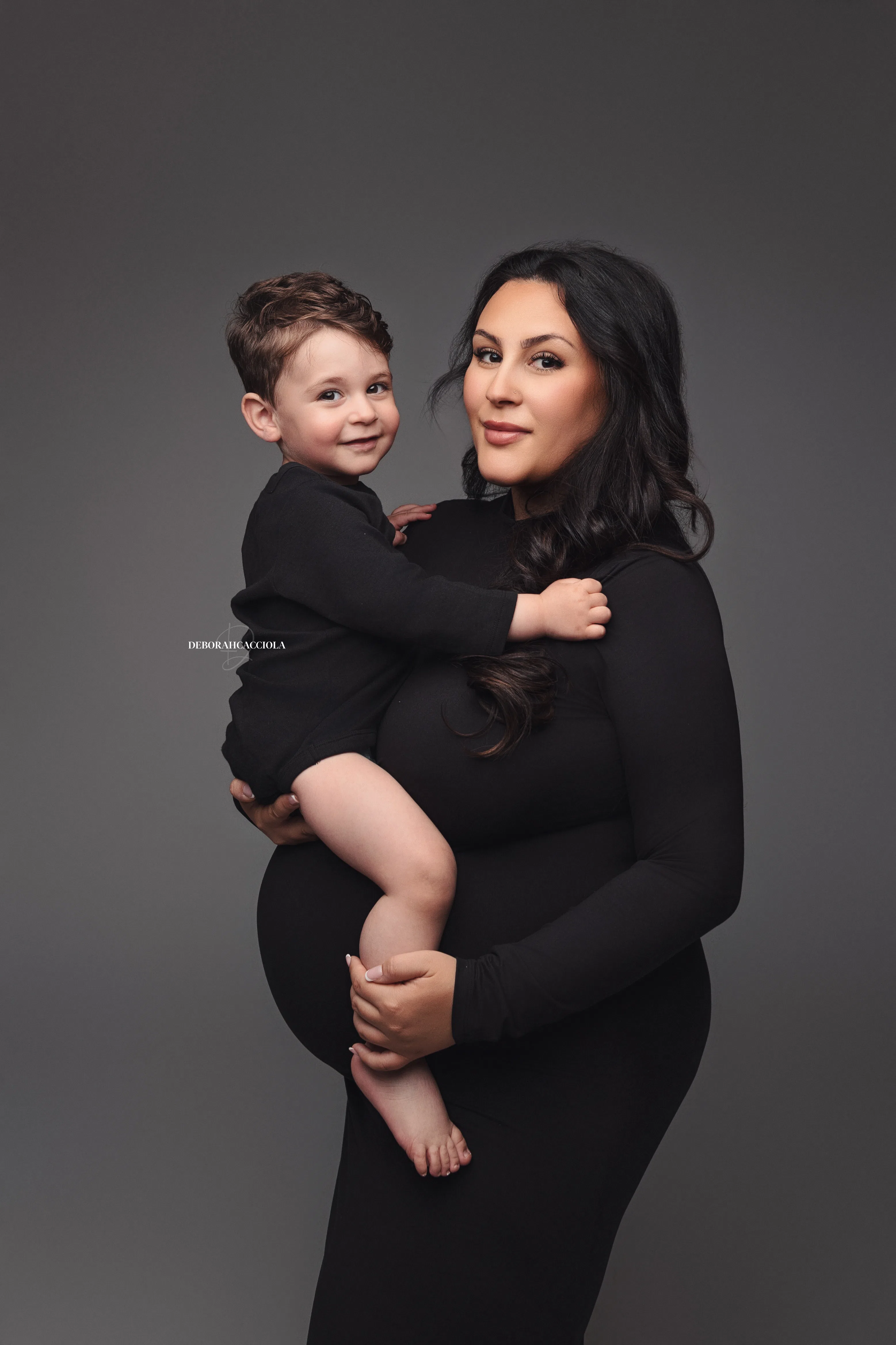 Portrait maternité en studio à Orléans : silhouette de maternité, portrait vertical soigné, rendu clair et naturel