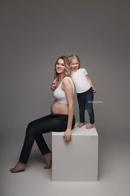 Portrait grossesse grossesse à Orléans, instant de grossesse, plan vertical élégant, en couleur