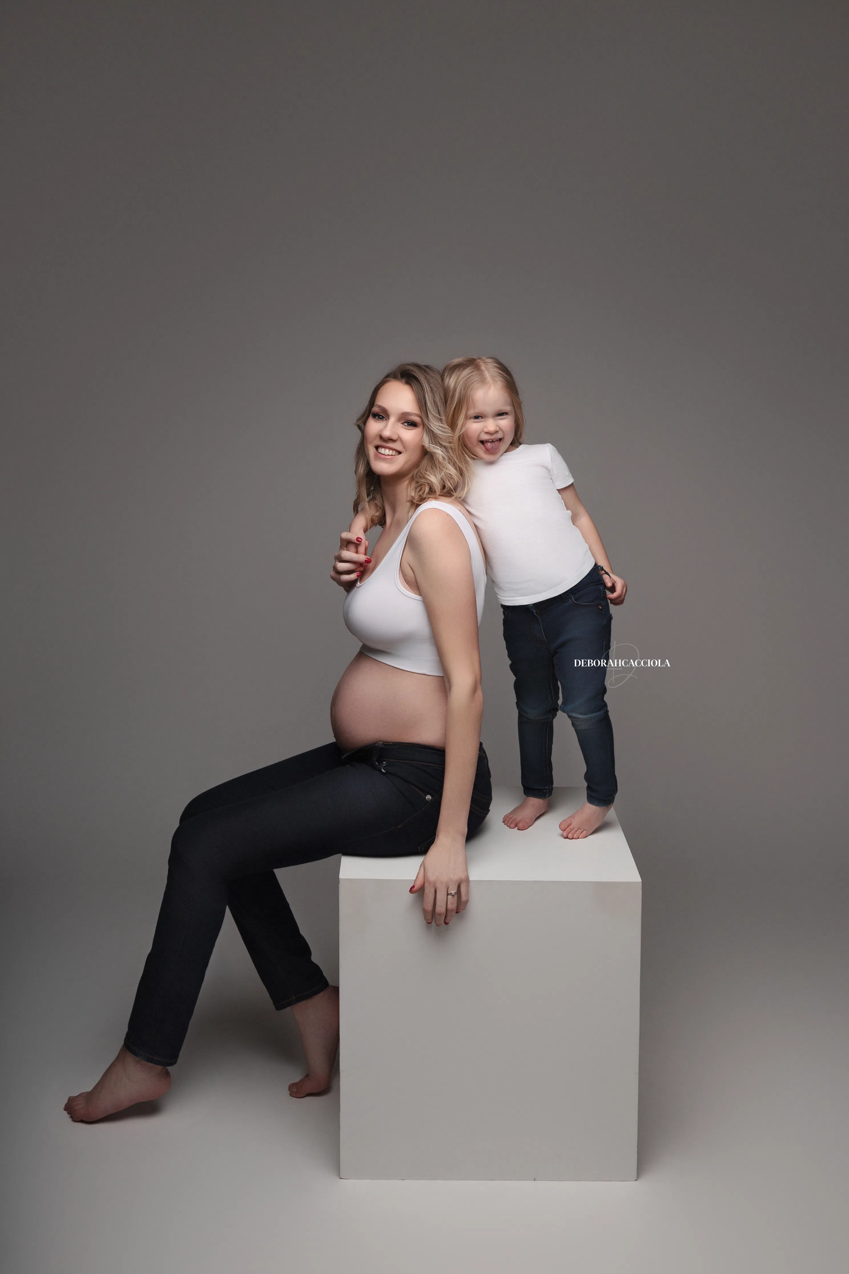 Portrait grossesse grossesse à Orléans, instant de grossesse, plan vertical élégant, en couleur