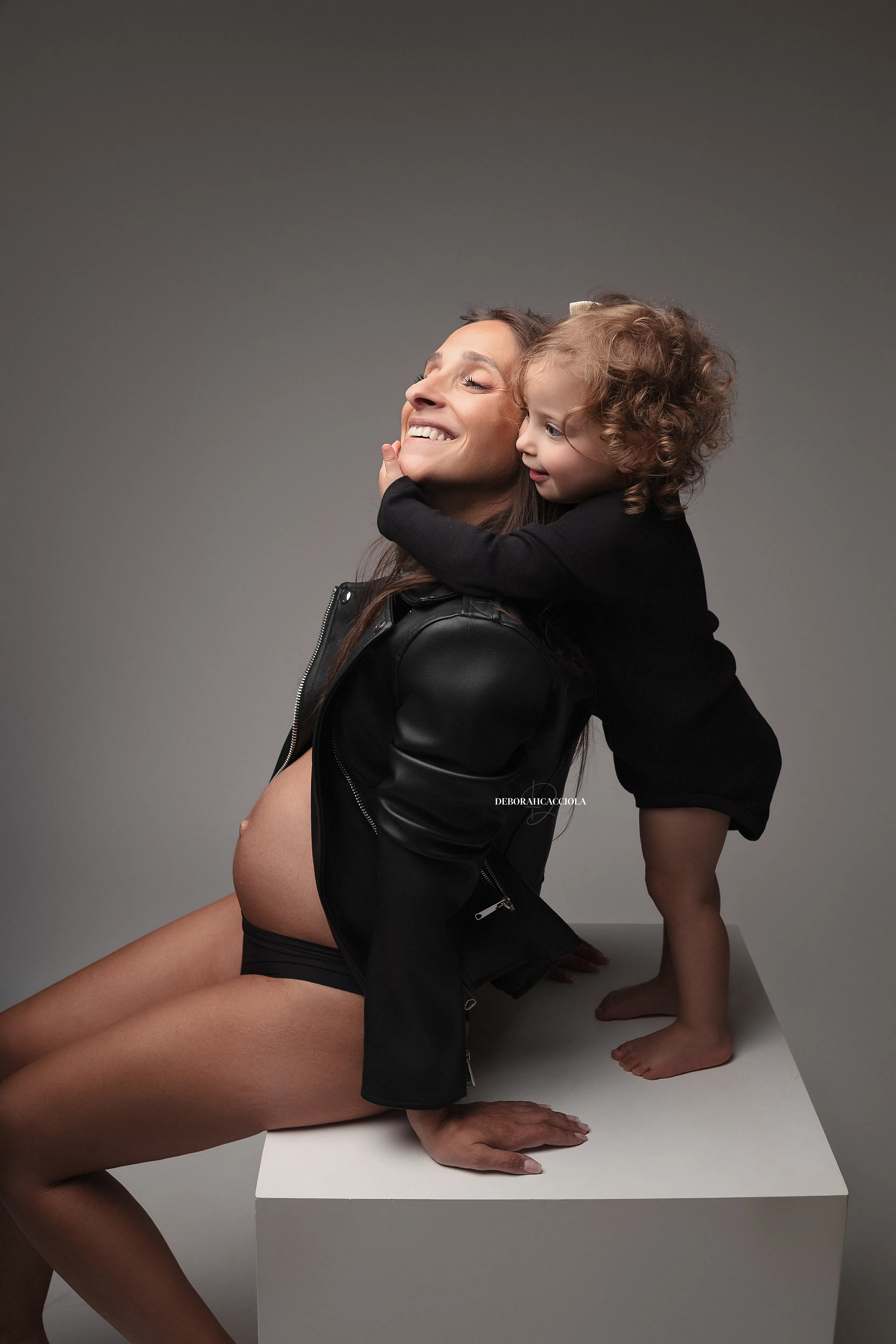 Portrait maternité à Orléans, portrait maternité en studio, portrait serré et naturel, rendu clair et naturel