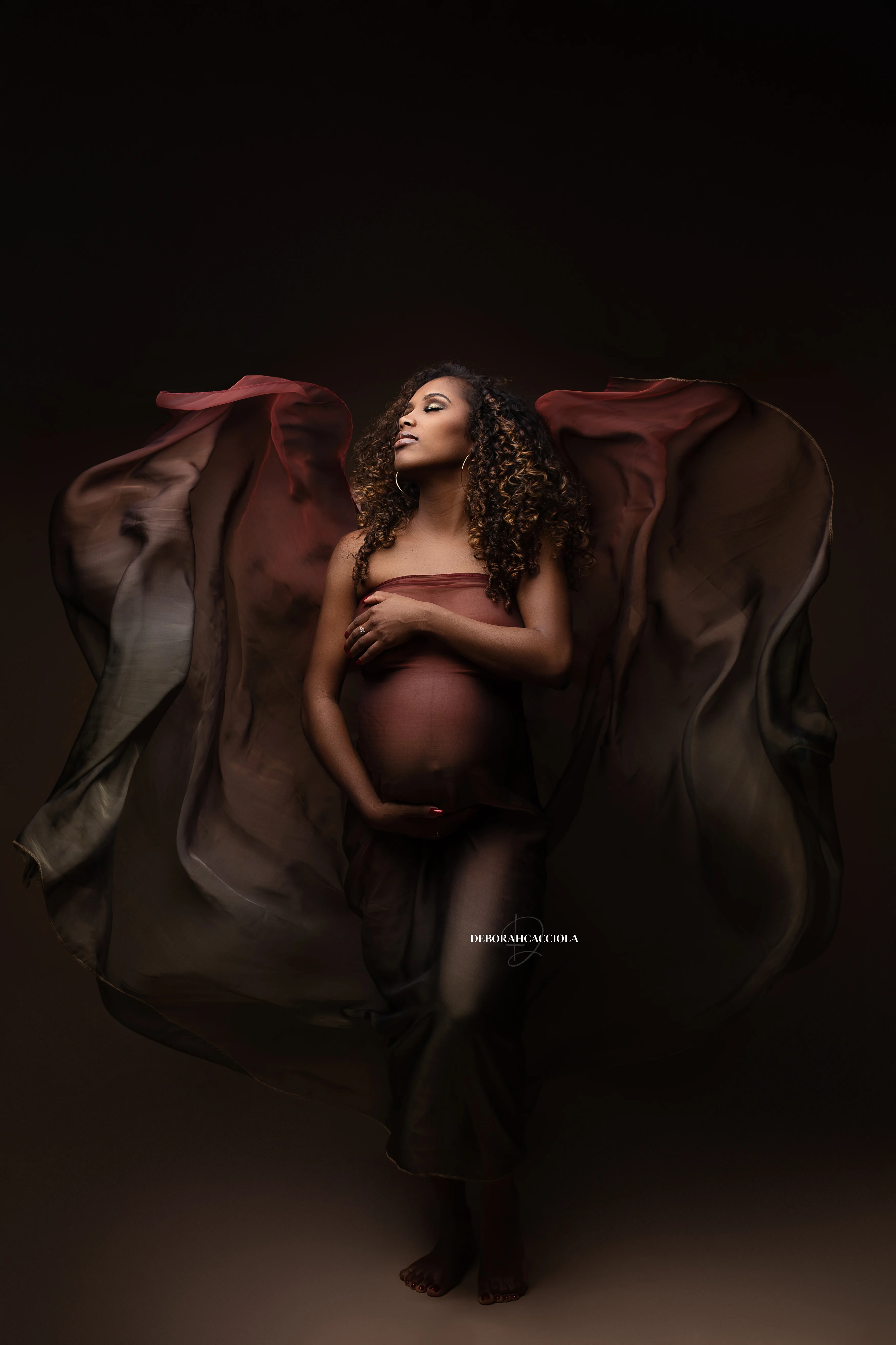 Portrait maternité à Orléans, portrait maternité en studio, portrait serré et naturel, rendu clair et naturel