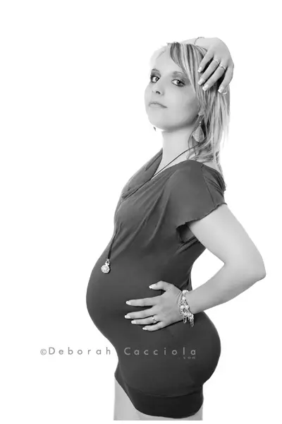 Photo grossesse à Orléans : silhouette de maternité, portrait vertical soigné, style monochrome