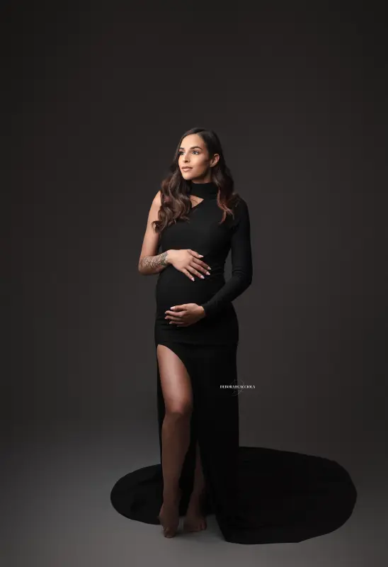 Portrait maternité à Orléans, portrait maternité en studio, portrait serré et naturel, rendu noir et blanc