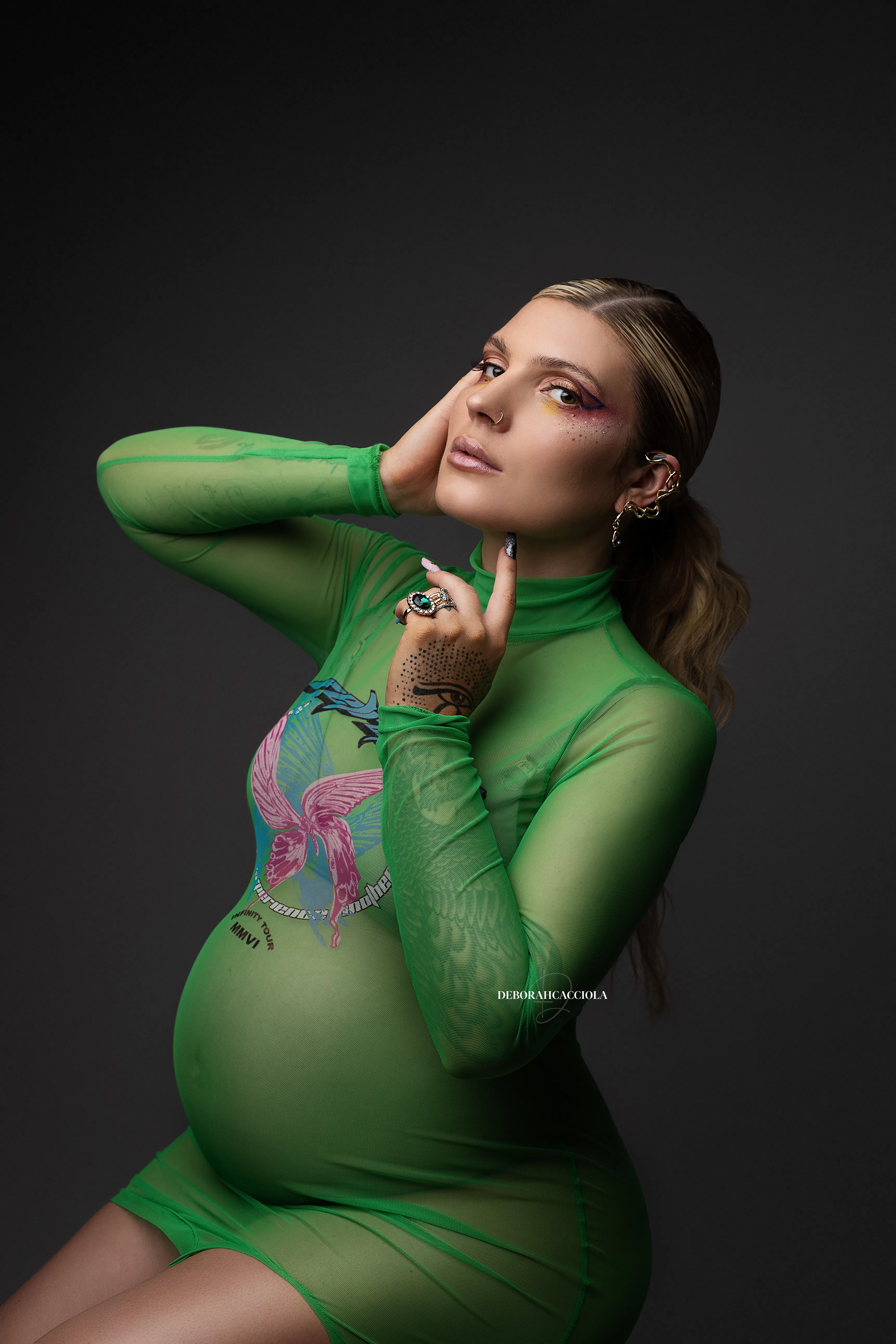 Photo grossesse à Orléans, portrait de future maman, cadrage vertical doux, couleurs naturelles