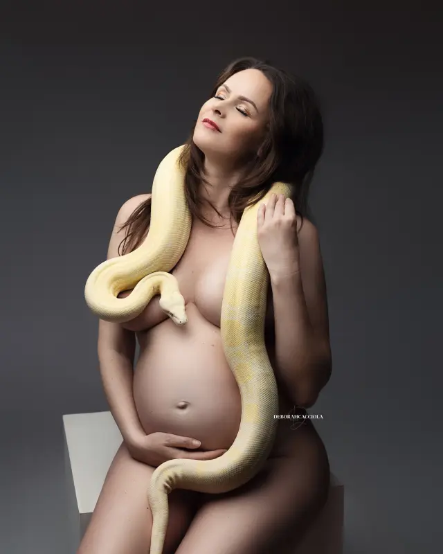 Photo grossesse en studio à Orléans : maternité naturelle, portrait vertical soigné, tonalités naturelles