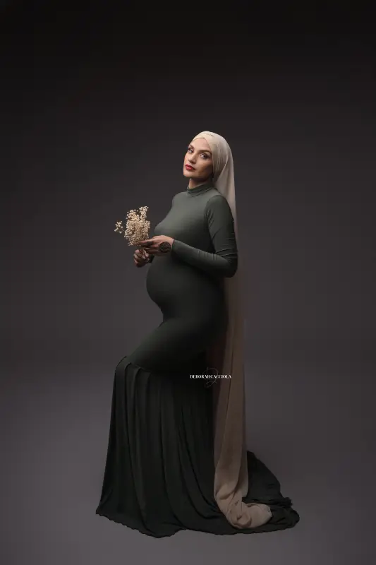 Photo grossesse grossesse à Orléans, future maman, portrait serré et naturel, traitement monochrome élégant