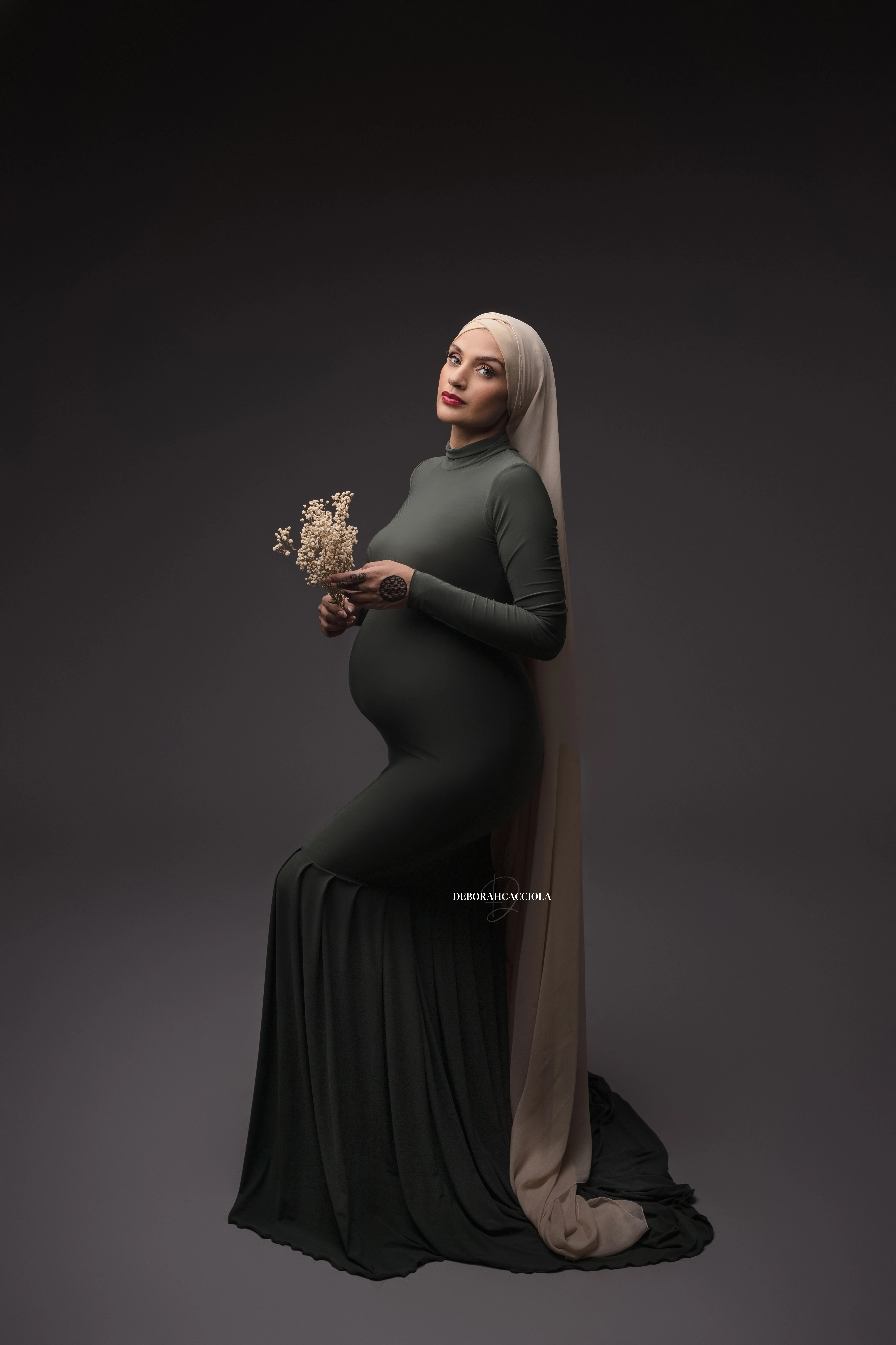 Photo grossesse grossesse à Orléans, future maman, portrait serré et naturel, traitement monochrome élégant