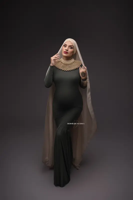 Photo grossesse grossesse à Orléans, maternité naturelle, portrait vertical soigné, traitement monochrome élégant