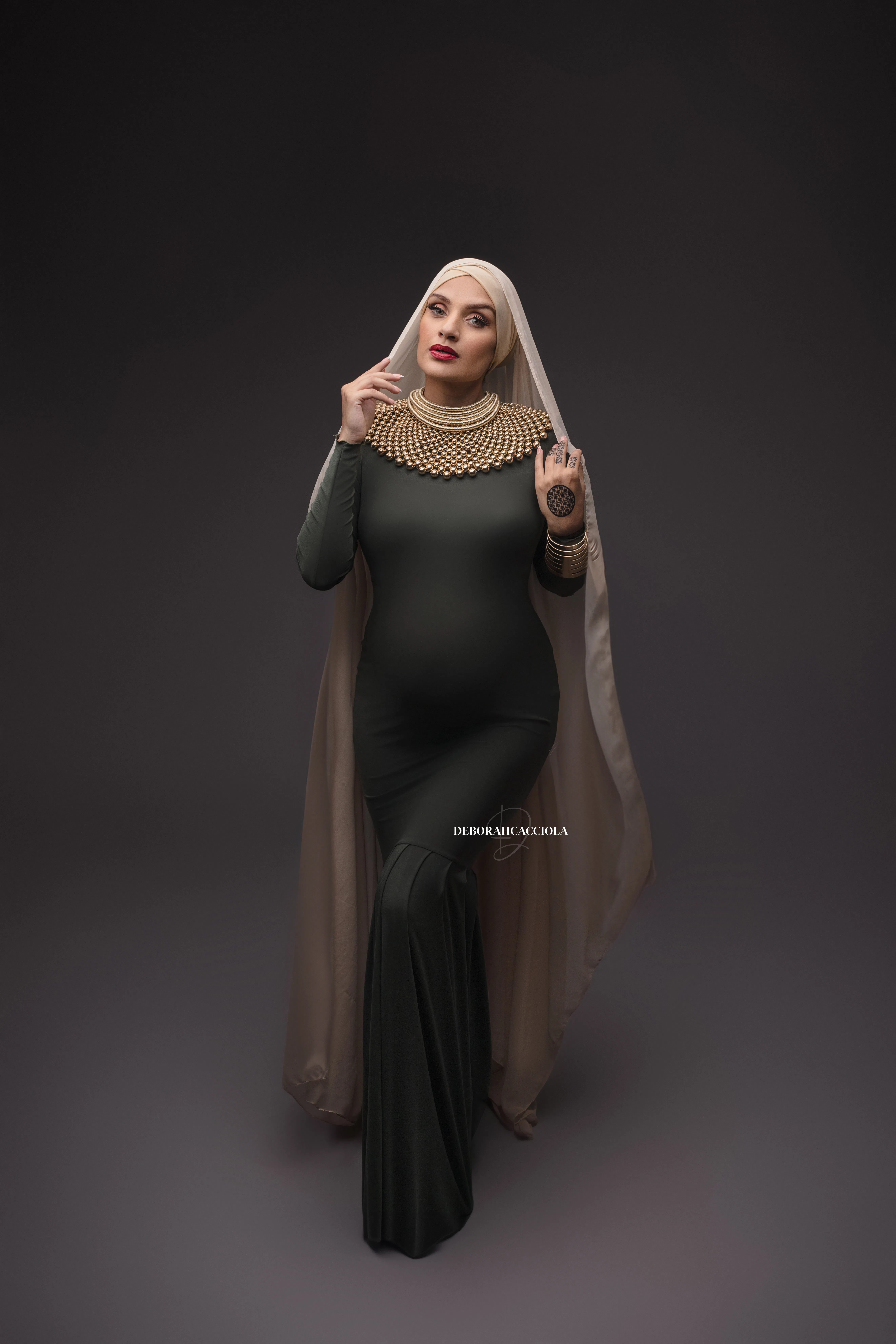 Photo grossesse grossesse à Orléans, maternité naturelle, portrait vertical soigné, traitement monochrome élégant