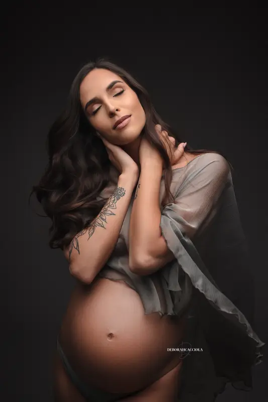 Portrait maternité grossesse à Orléans, silhouette de maternité, portrait vertical soigné, rendu clair et naturel