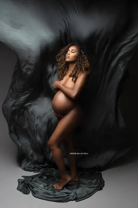 Portrait grossesse Orléans, femme enceinte, plan vertical élégant, en couleur