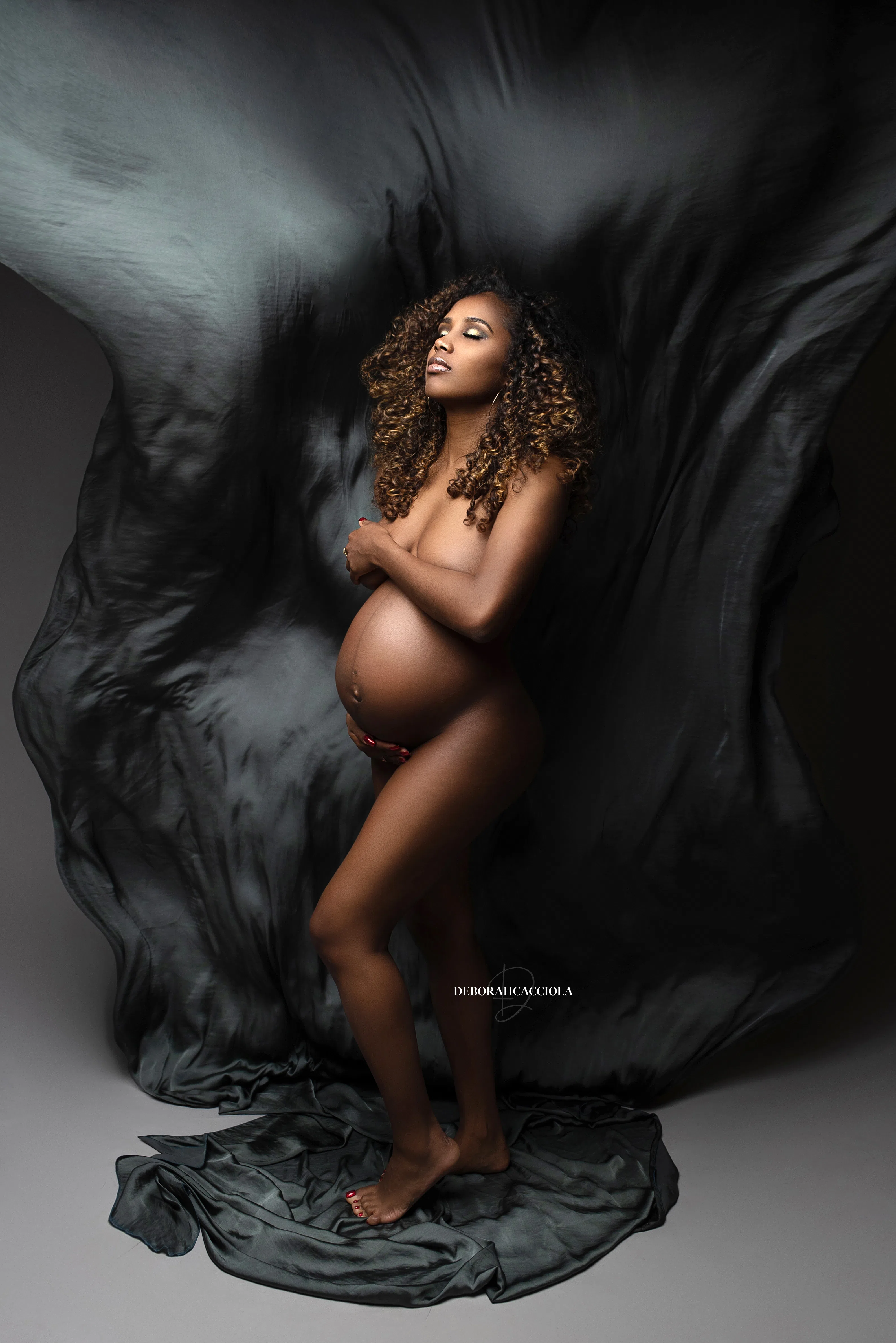 Portrait grossesse Orléans, femme enceinte, plan vertical élégant, en couleur