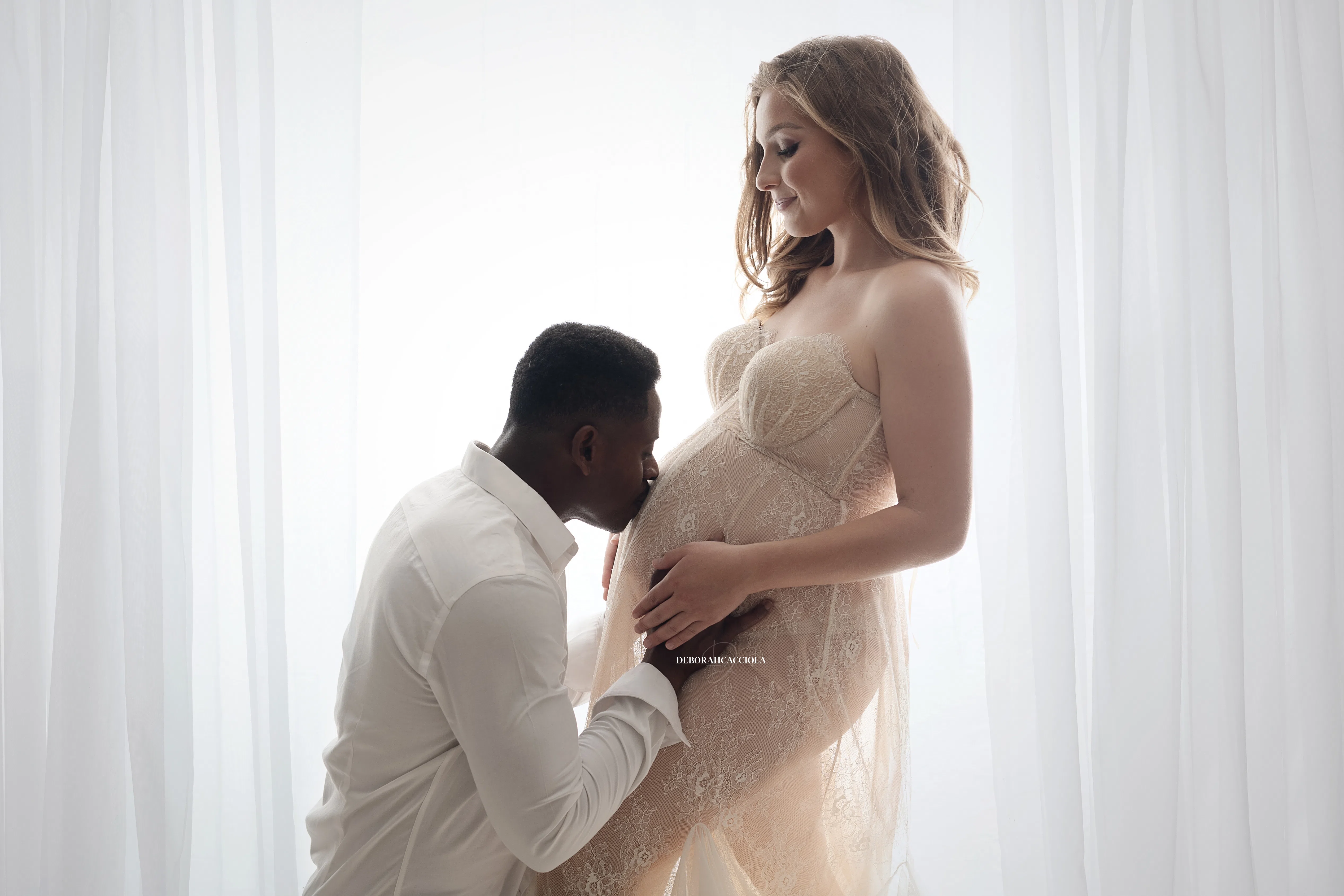 Photo grossesse en studio à Orléans : portrait de future maman, plan large harmonieux, en couleur
