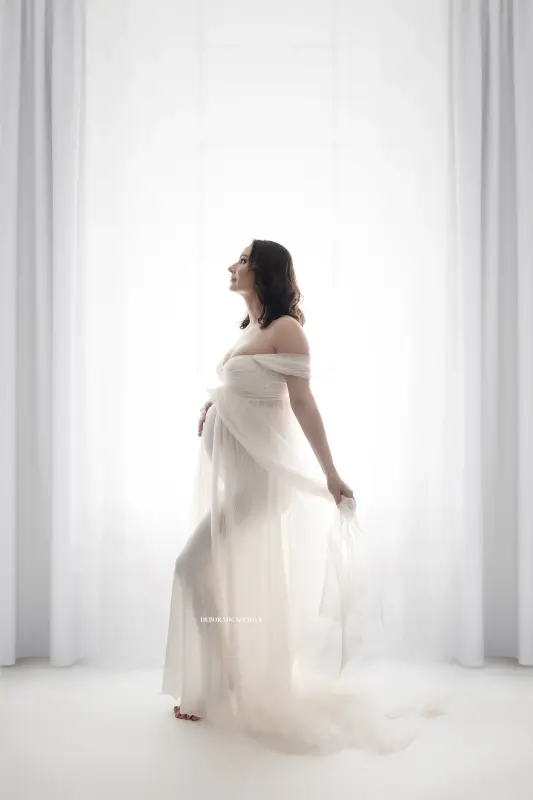 Portrait grossesse Orléans, portrait maternité en studio, portrait serré et naturel, contraste noir et blanc