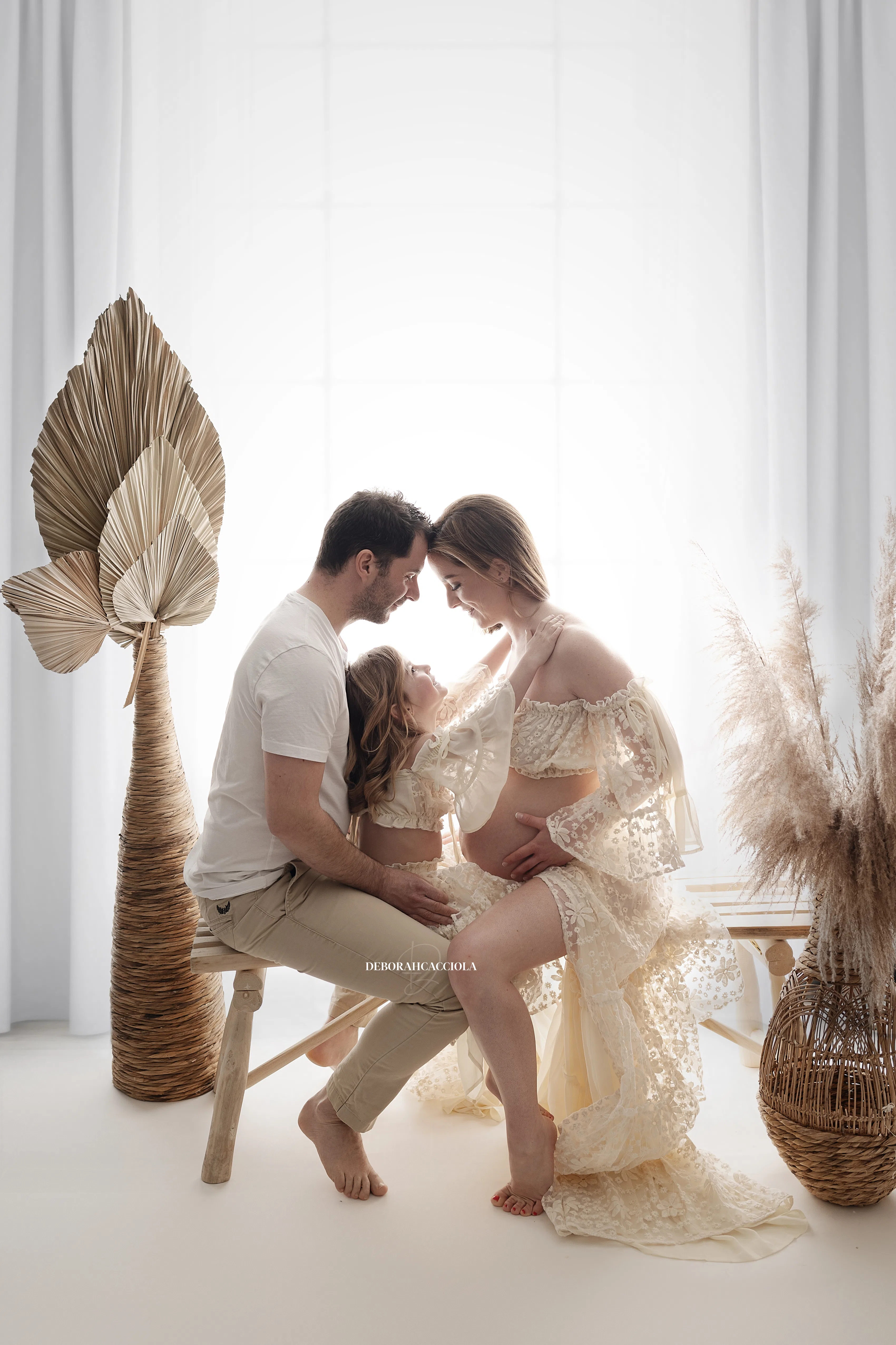 Portrait maternité en studio à Orléans : portrait maternité en studio, portrait serré et naturel, rendu clair et naturel