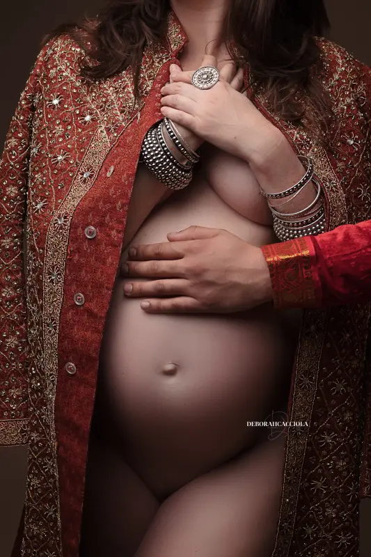 Photo grossesse grossesse à Orléans, future maman en séance studio, cadrage vertical doux, couleurs naturelles