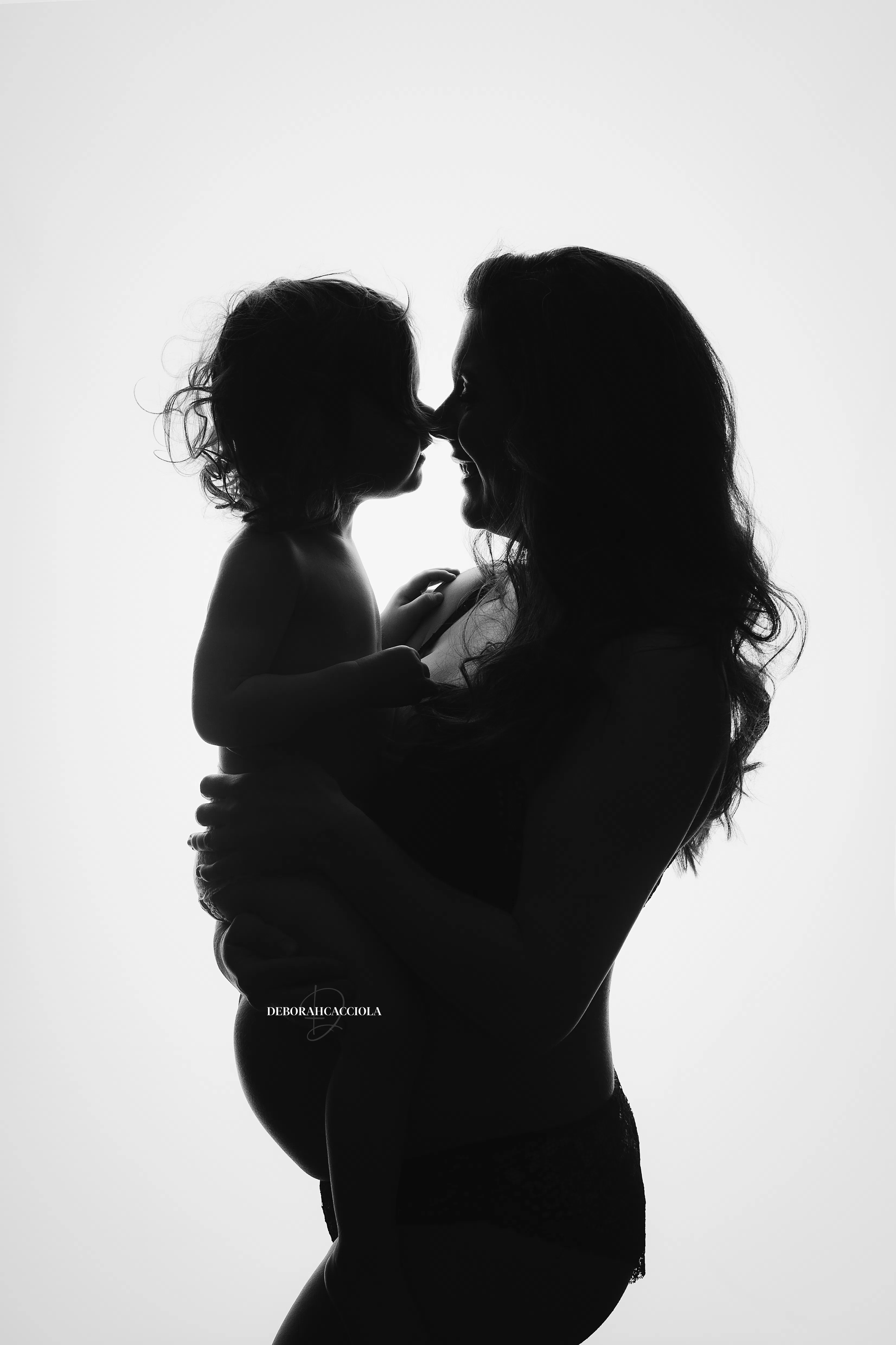 Portrait grossesse Orléans, instant de grossesse, plan vertical élégant, contraste noir et blanc
