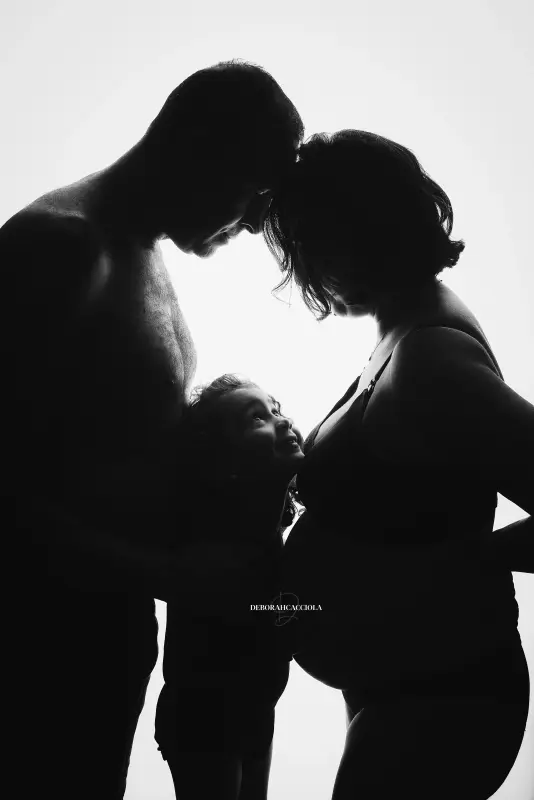 Portrait grossesse grossesse à Orléans, portrait de future maman, cadrage vertical doux, traitement monochrome élégant