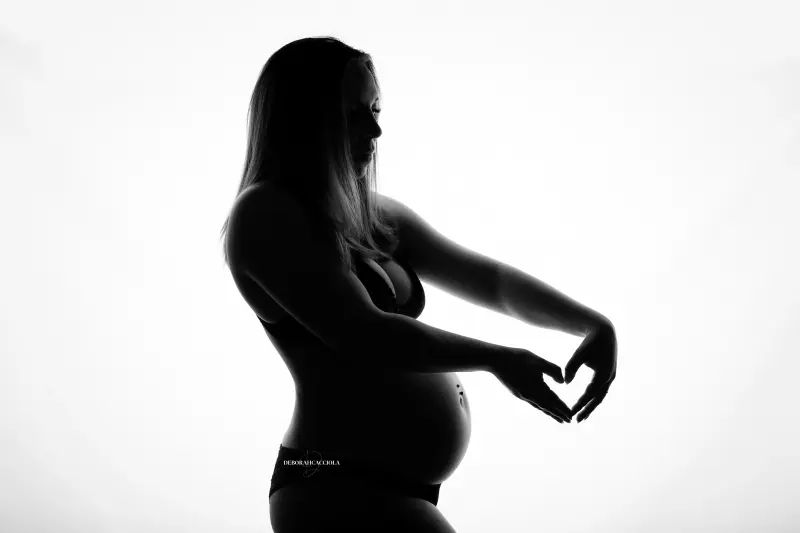 Photo grossesse à Orléans : maternité naturelle, mise en scène horizontale douce, style monochrome