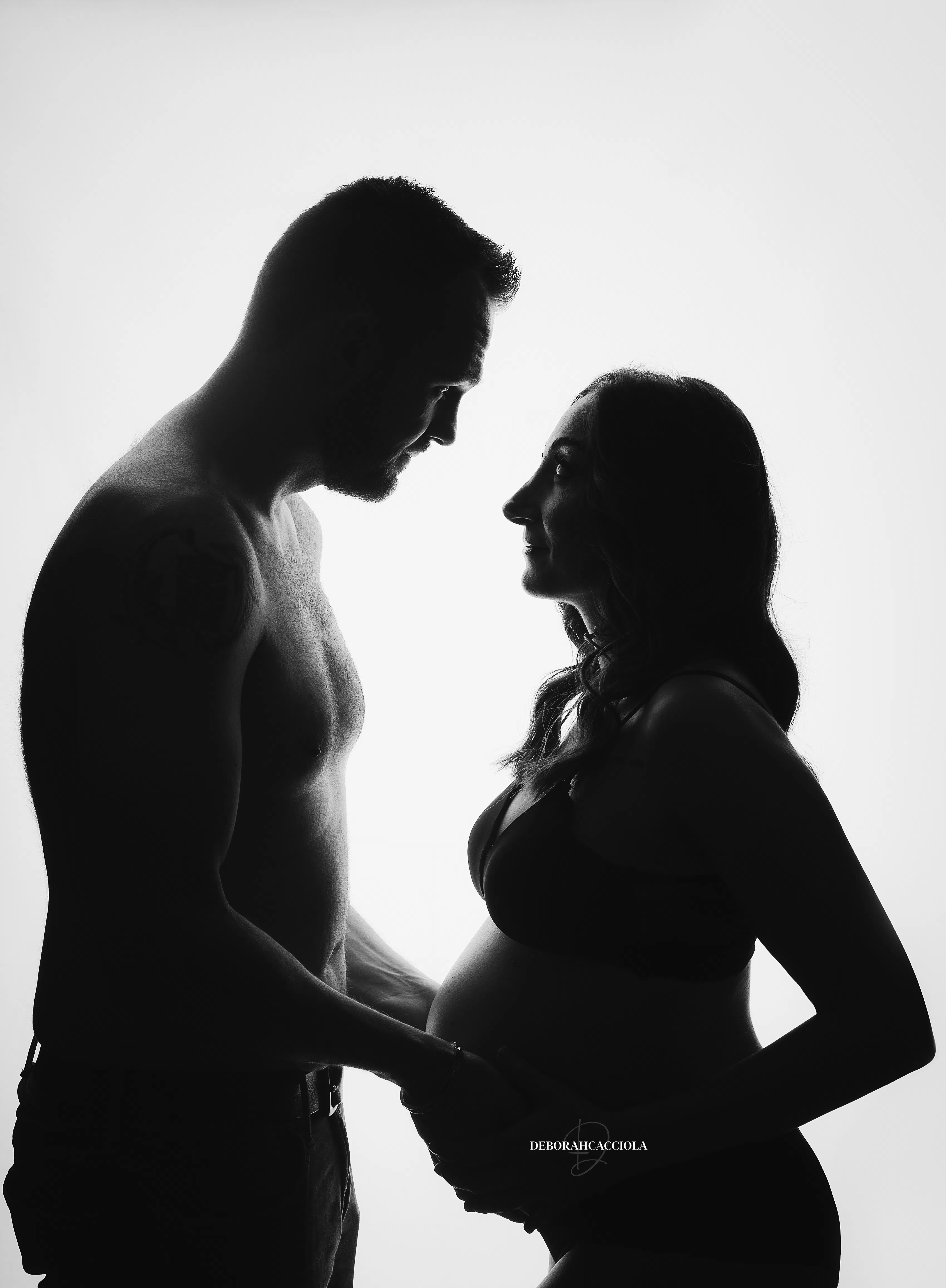 Portrait grossesse Orléans, future maman en séance studio, cadrage vertical doux, contraste noir et blanc