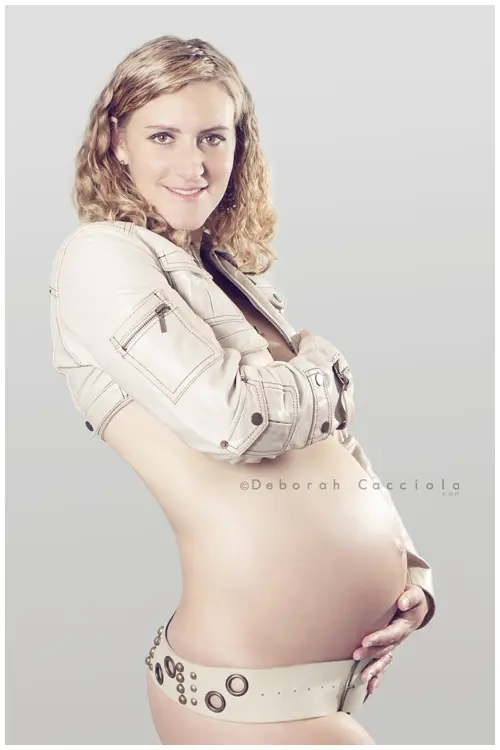 Portrait maternité à Orléans, portrait maternité en studio, portrait serré et naturel, rendu clair et naturel