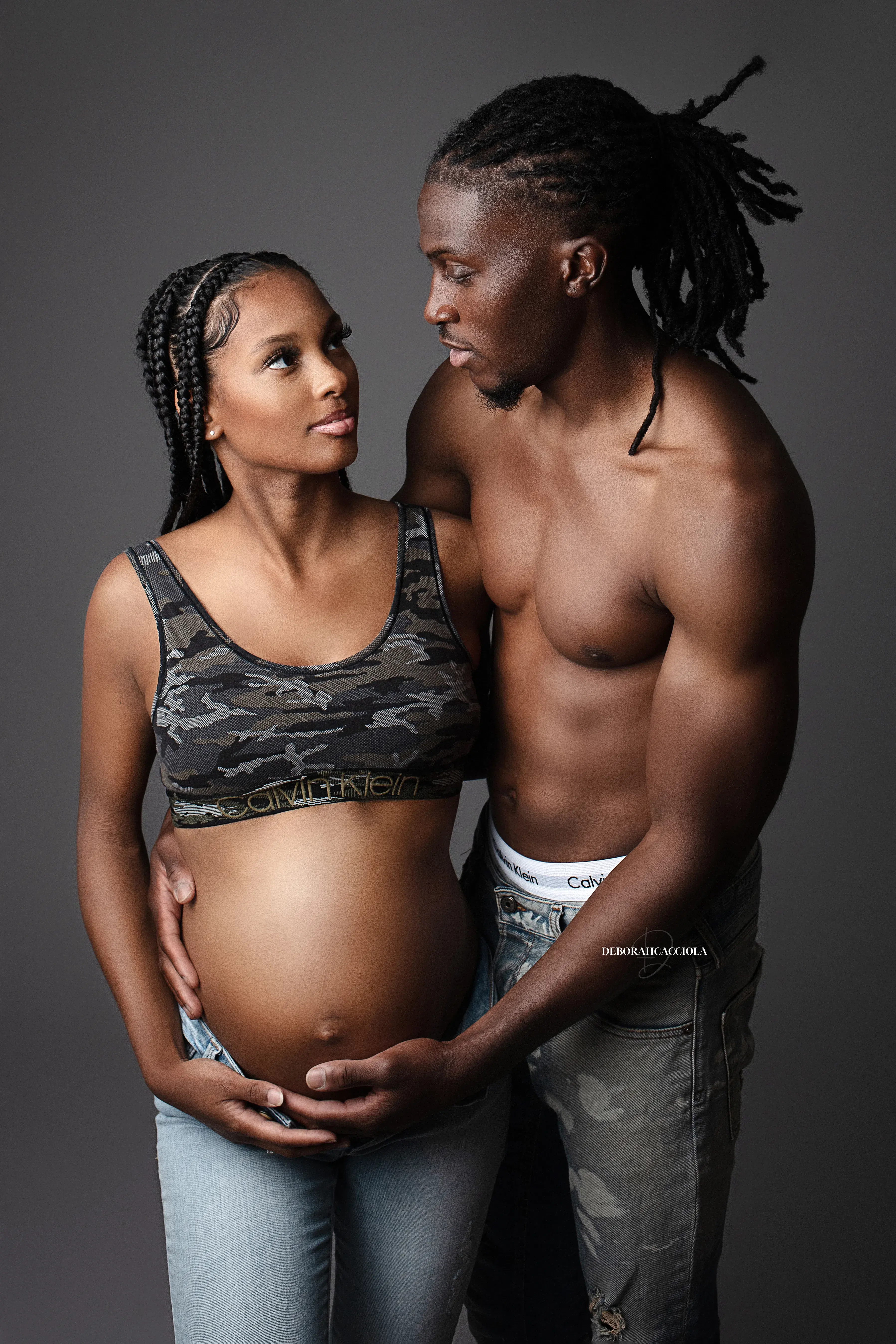 Portrait grossesse Orléans, portrait maternité en studio, portrait serré et naturel, palette douce