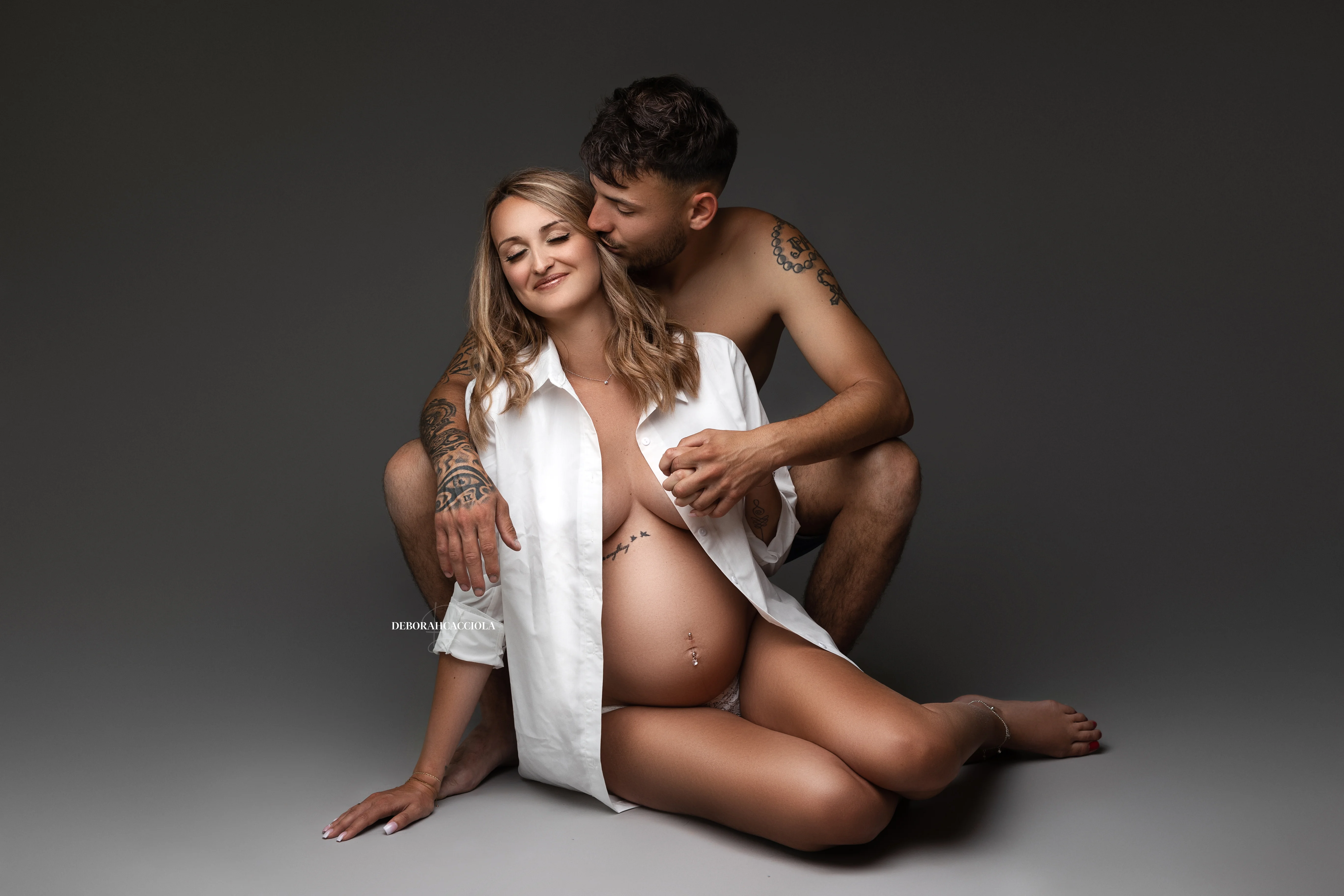 Séance grossesse Orléans, future maman en séance studio, plan large harmonieux, style lumineux