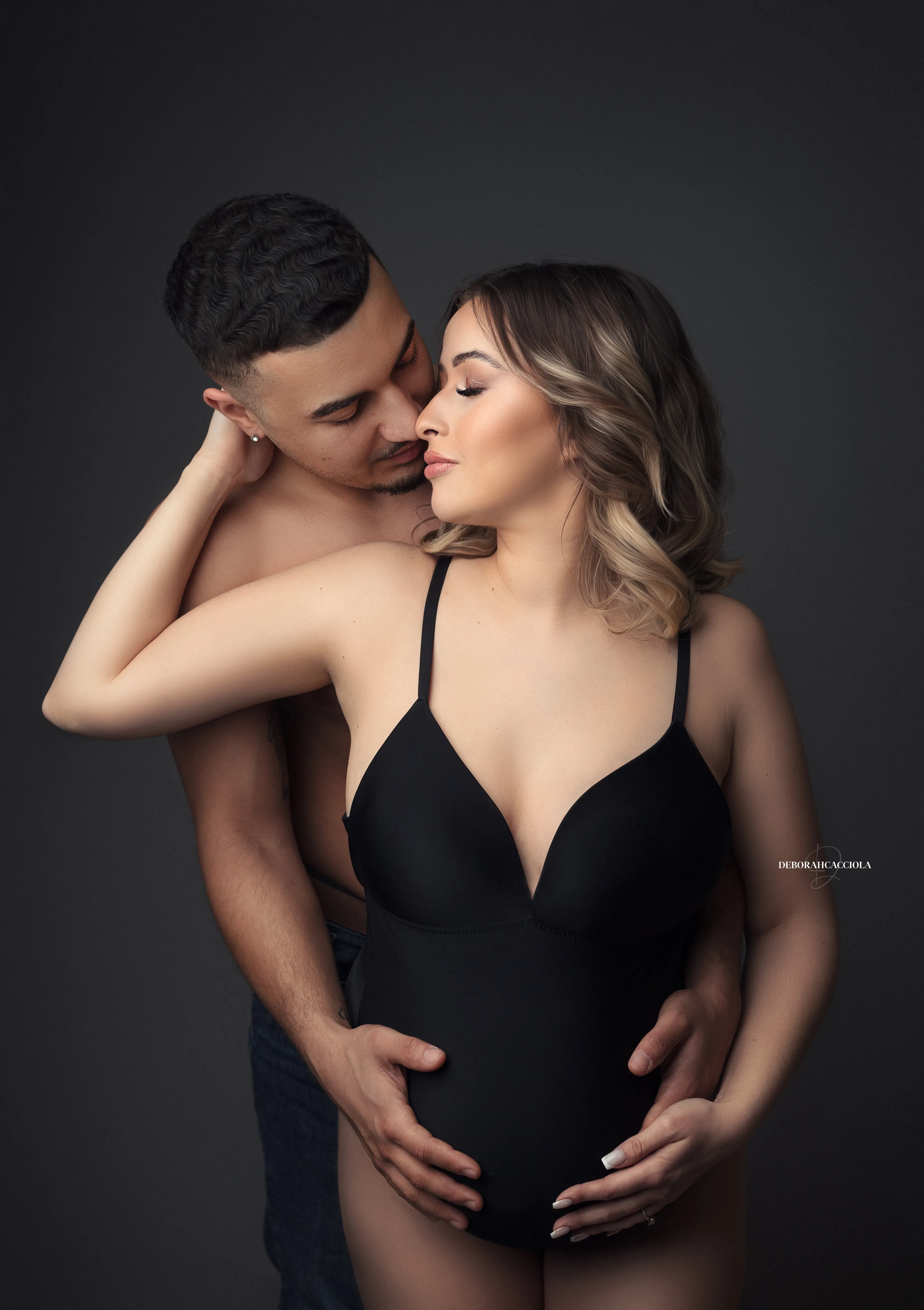 Photo grossesse grossesse à Orléans, future maman en séance studio, cadrage vertical doux, couleurs naturelles