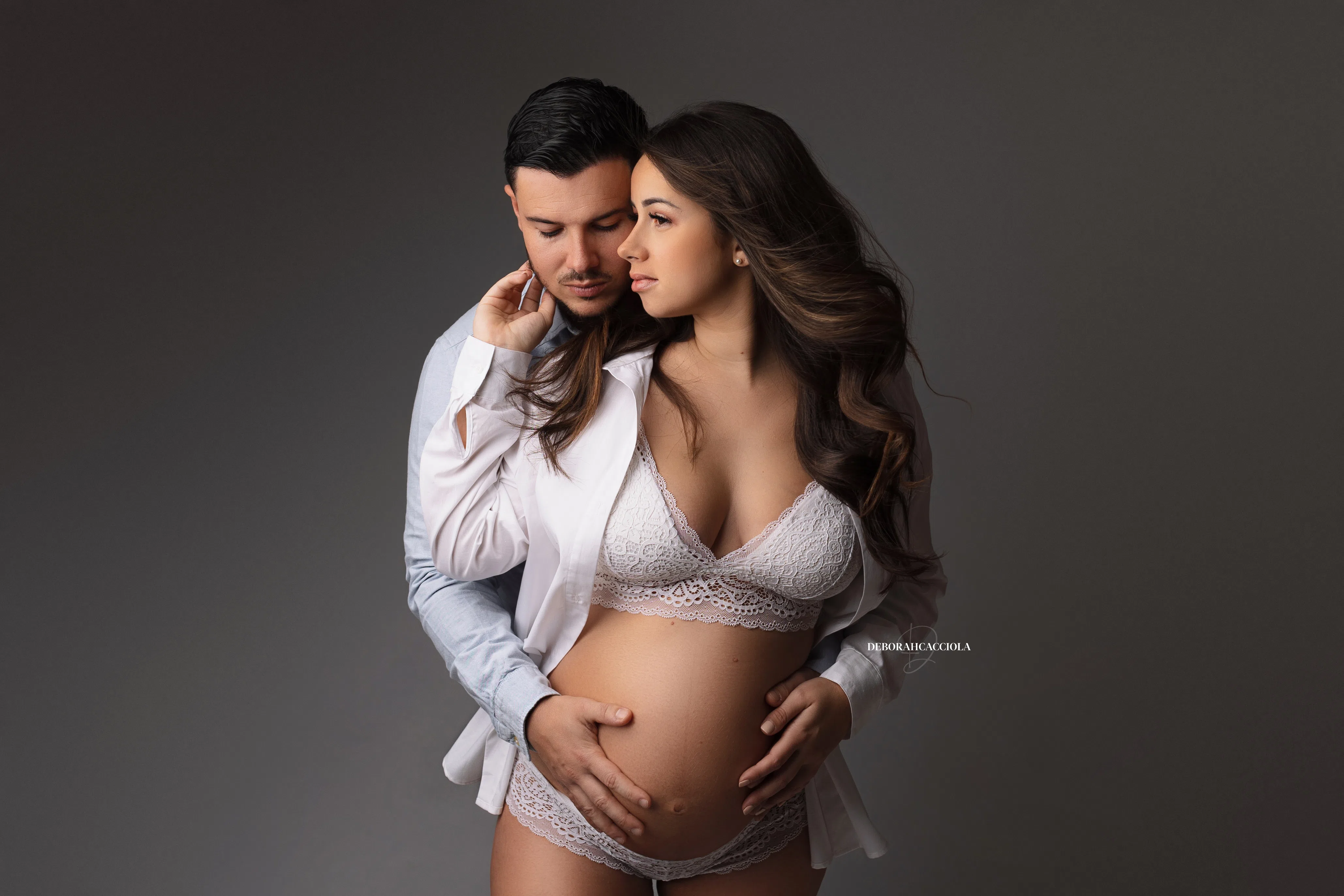 Scène grossesse Orléans, portrait maternité en studio, cadrage horizontal équilibré, tonalités naturelles